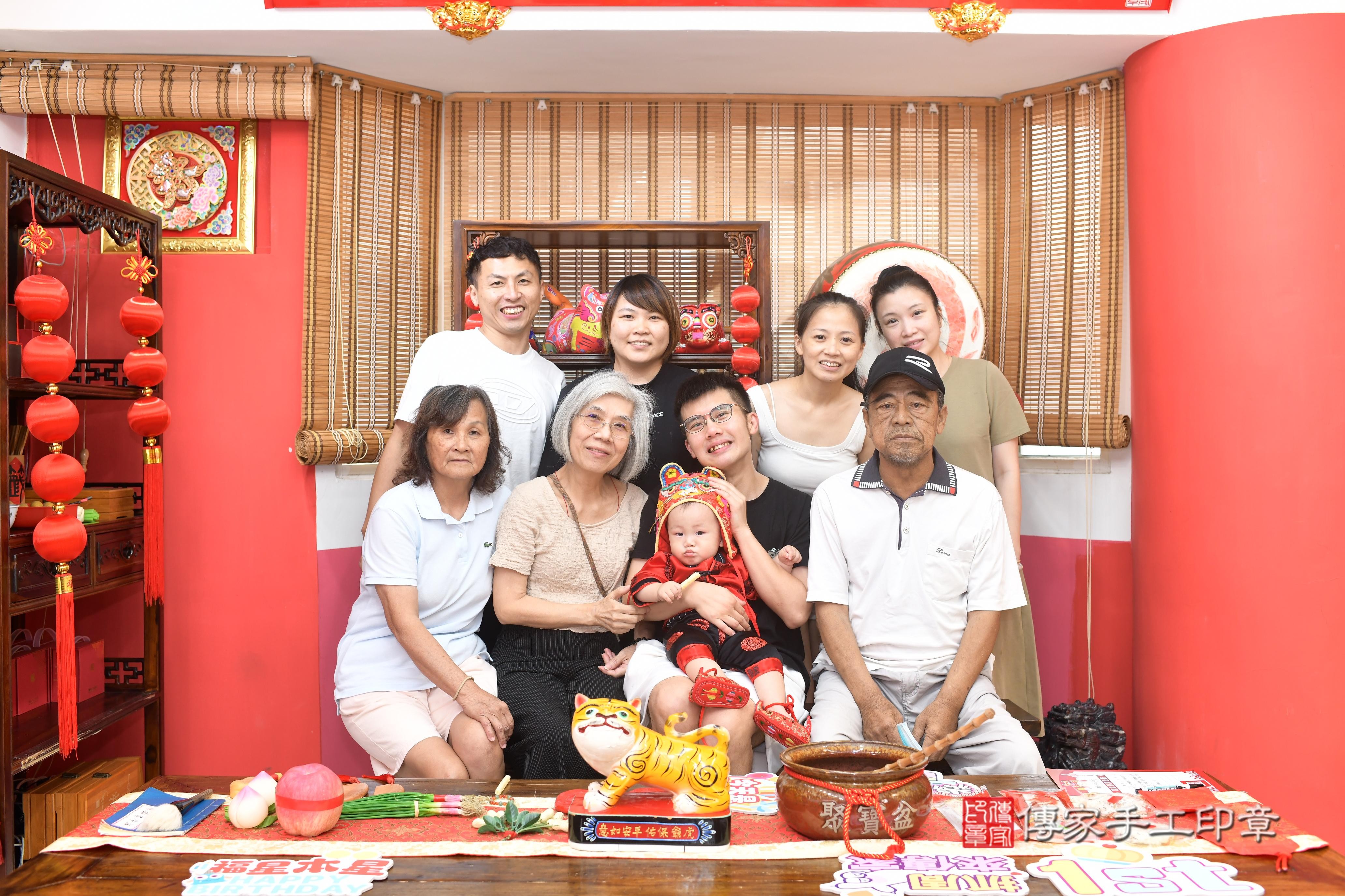 傳家手工印章高雄店、抓周、度脺、中國風會場、傳家嬰兒古禮、吉祥話、抓周道具物品24種、拍照。抓周證書。寶寶抓周、滿周歲、生日快樂、祝福