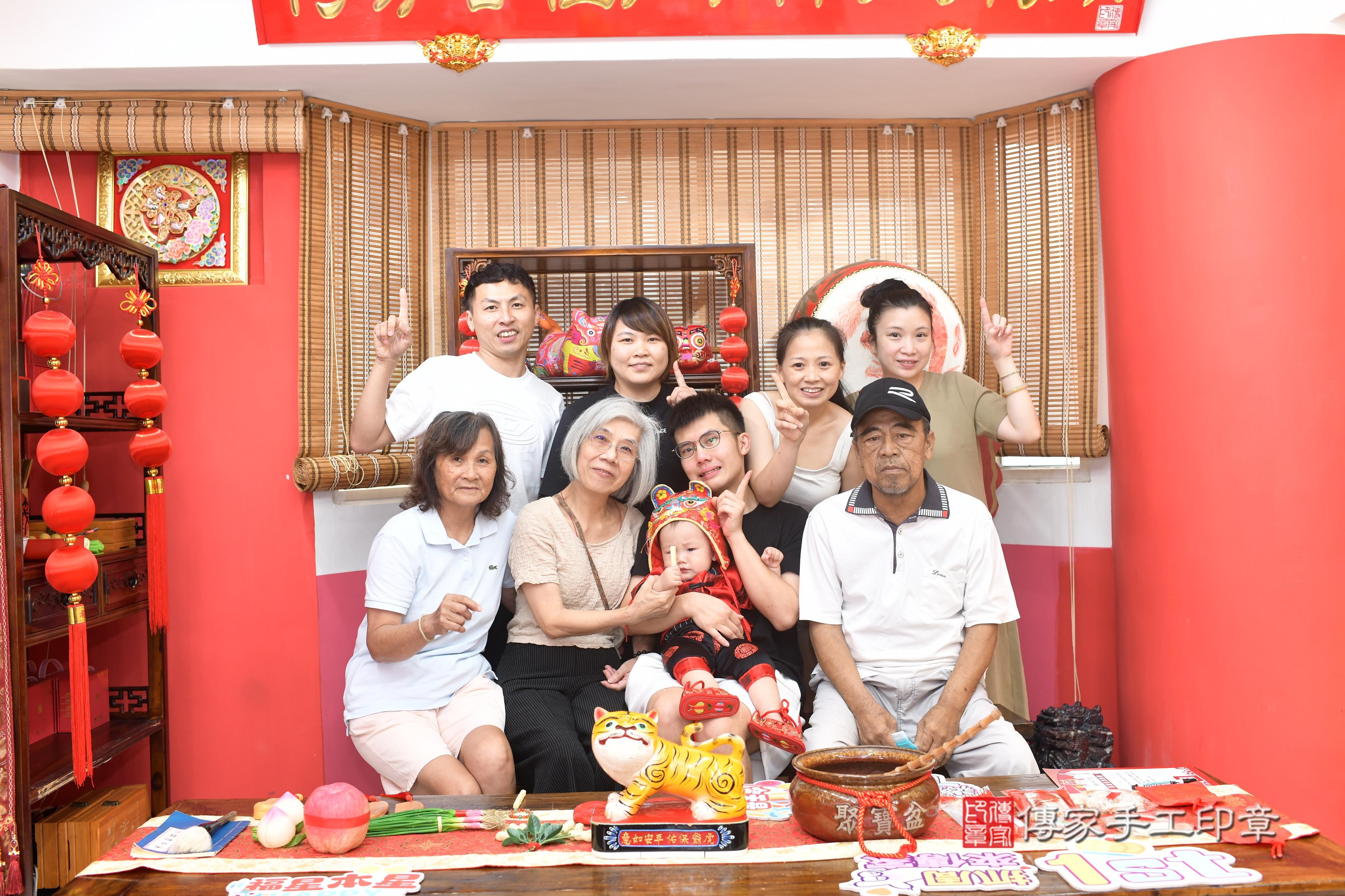 傳家手工印章高雄店、抓周、度脺、中國風會場、傳家嬰兒古禮、吉祥話、抓周道具物品24種、拍照。抓周證書。寶寶抓周、滿周歲、生日快樂、祝福