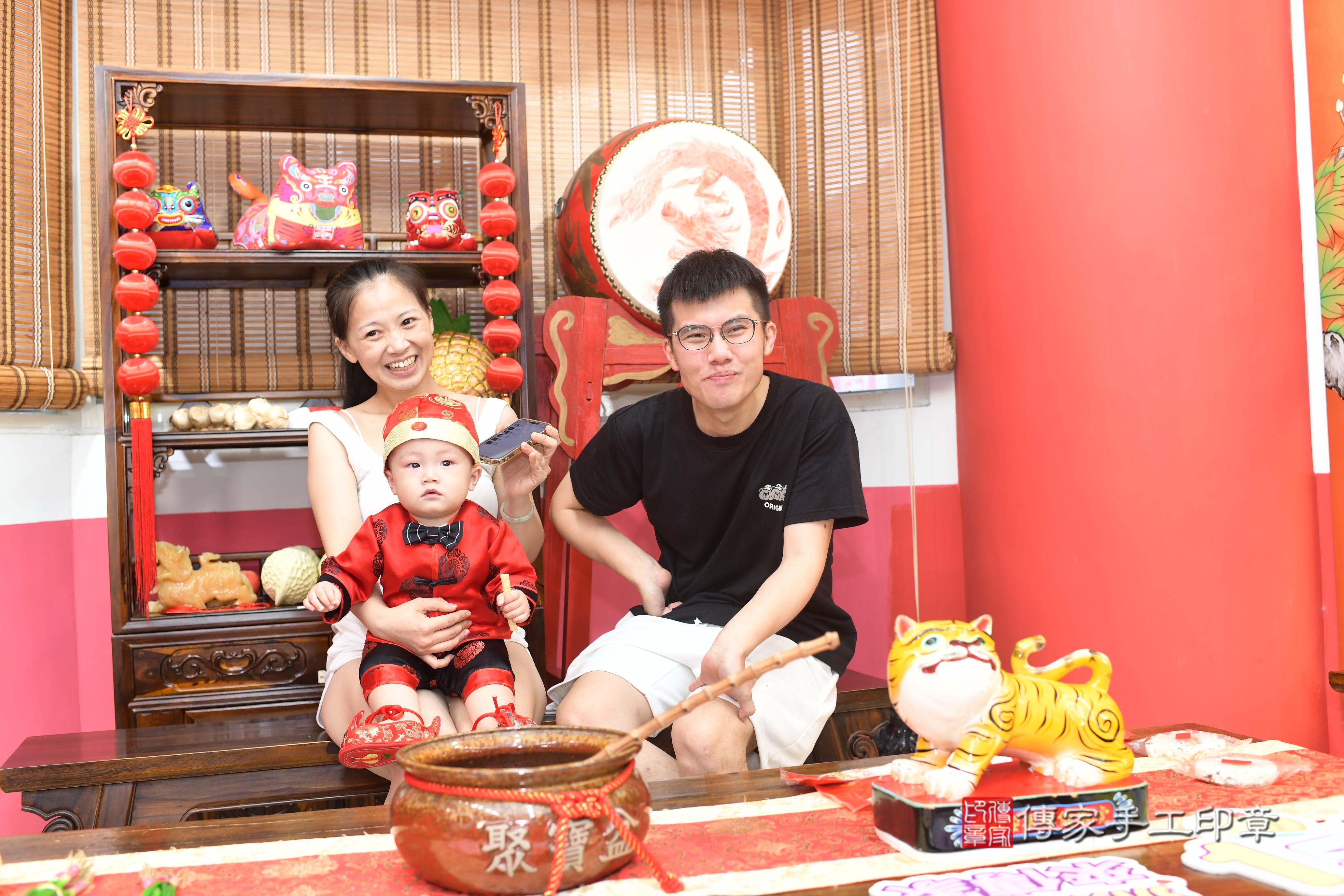 傳家手工印章高雄店、抓周、度脺、中國風會場、傳家嬰兒古禮、吉祥話、抓周道具物品24種、拍照。抓周證書。寶寶抓周、滿周歲、生日快樂、祝福