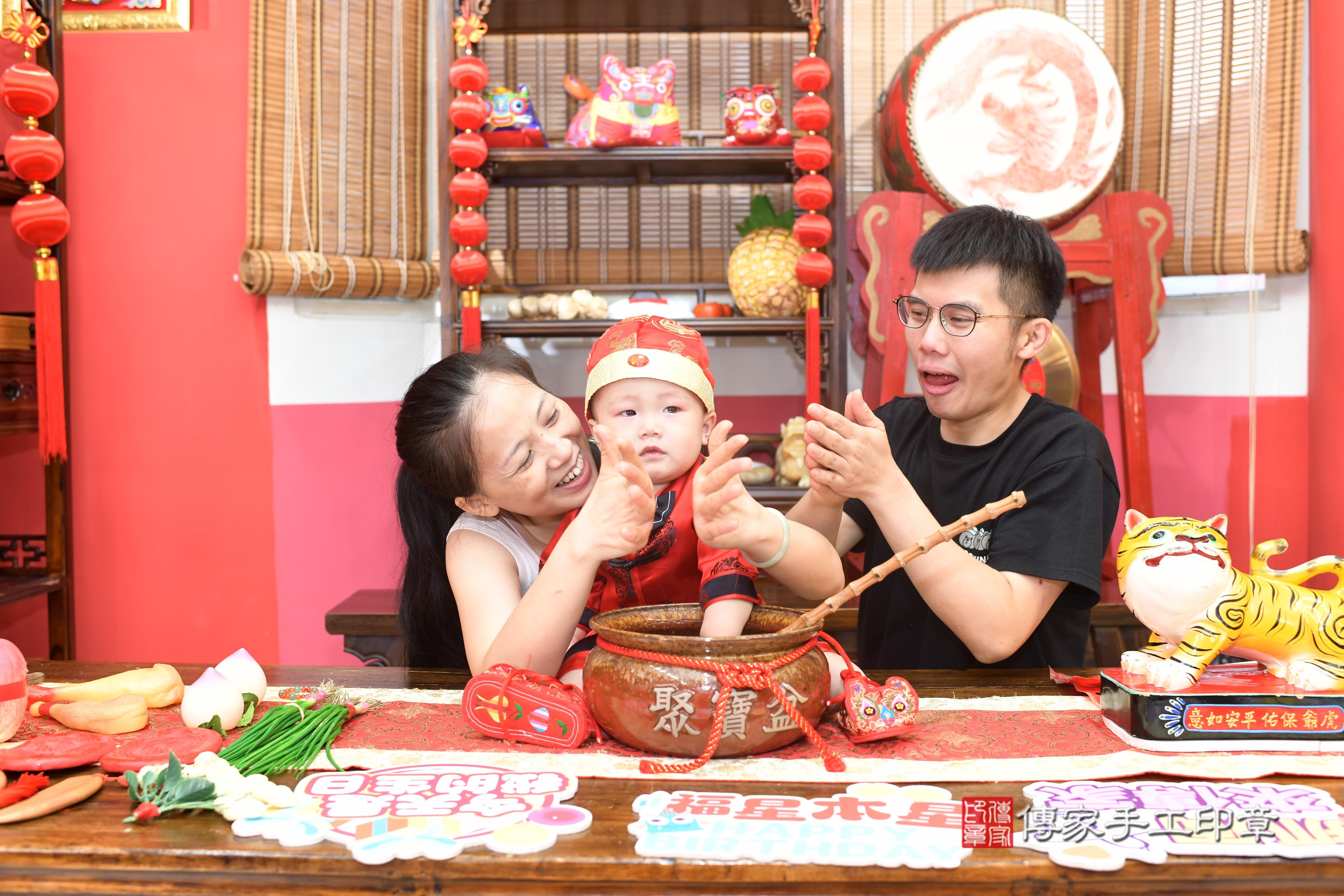 傳家手工印章高雄店、抓周、度脺、中國風會場、傳家嬰兒古禮、吉祥話、抓周道具物品24種、拍照。抓周證書。寶寶抓周、滿周歲、生日快樂、祝福