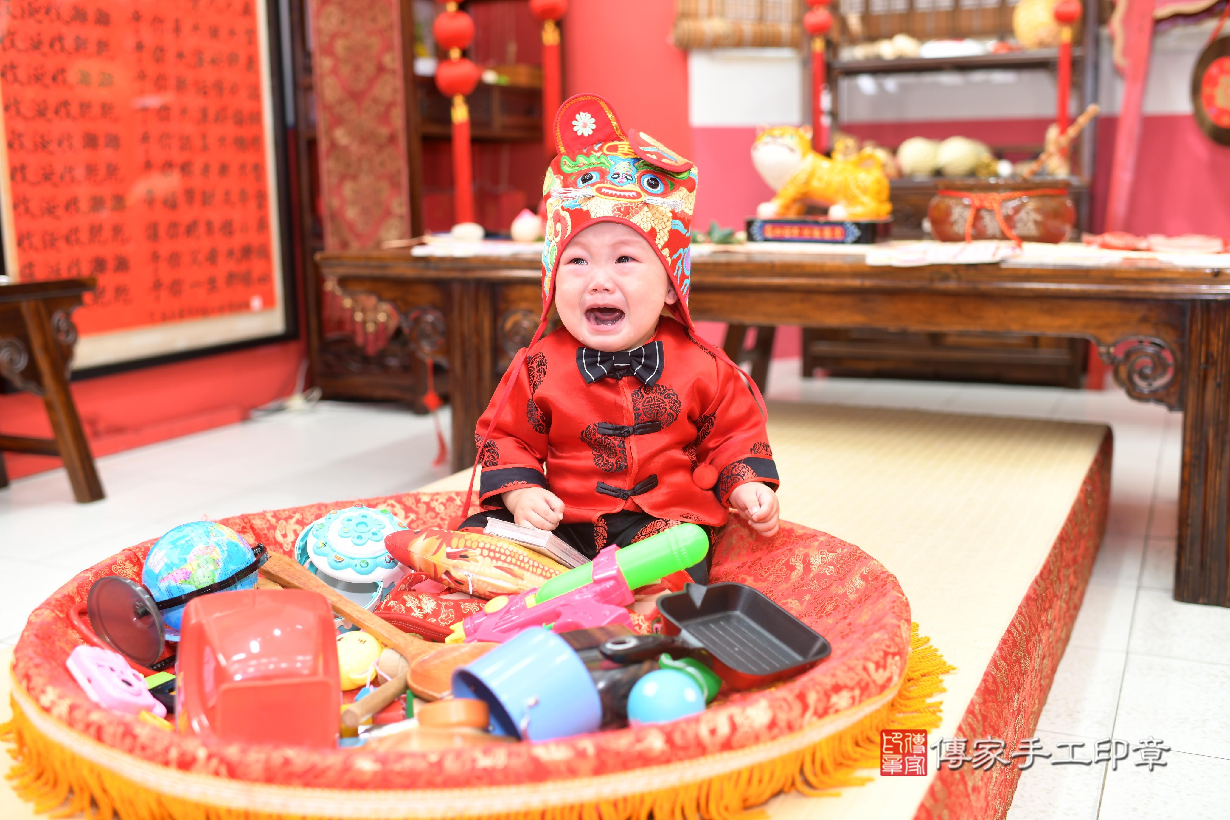 傳家手工印章高雄店、抓周、度脺、中國風會場、傳家嬰兒古禮、吉祥話、抓周道具物品24種、拍照。抓周證書。寶寶抓周、滿周歲、生日快樂、祝福
