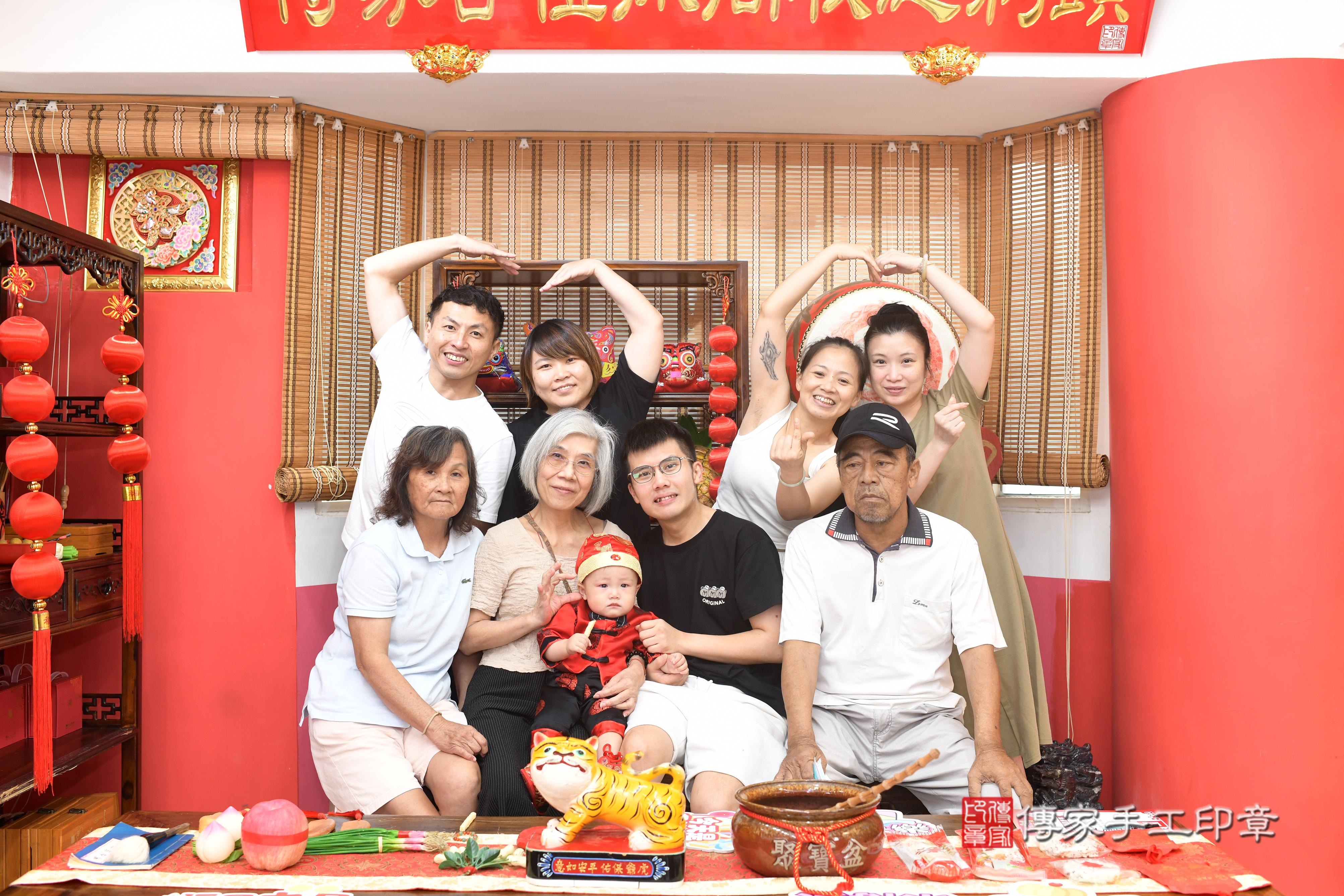 傳家手工印章高雄店、抓周、度脺、中國風會場、傳家嬰兒古禮、吉祥話、抓周道具物品24種、拍照。抓周證書。寶寶抓周、滿周歲、生日快樂、祝福