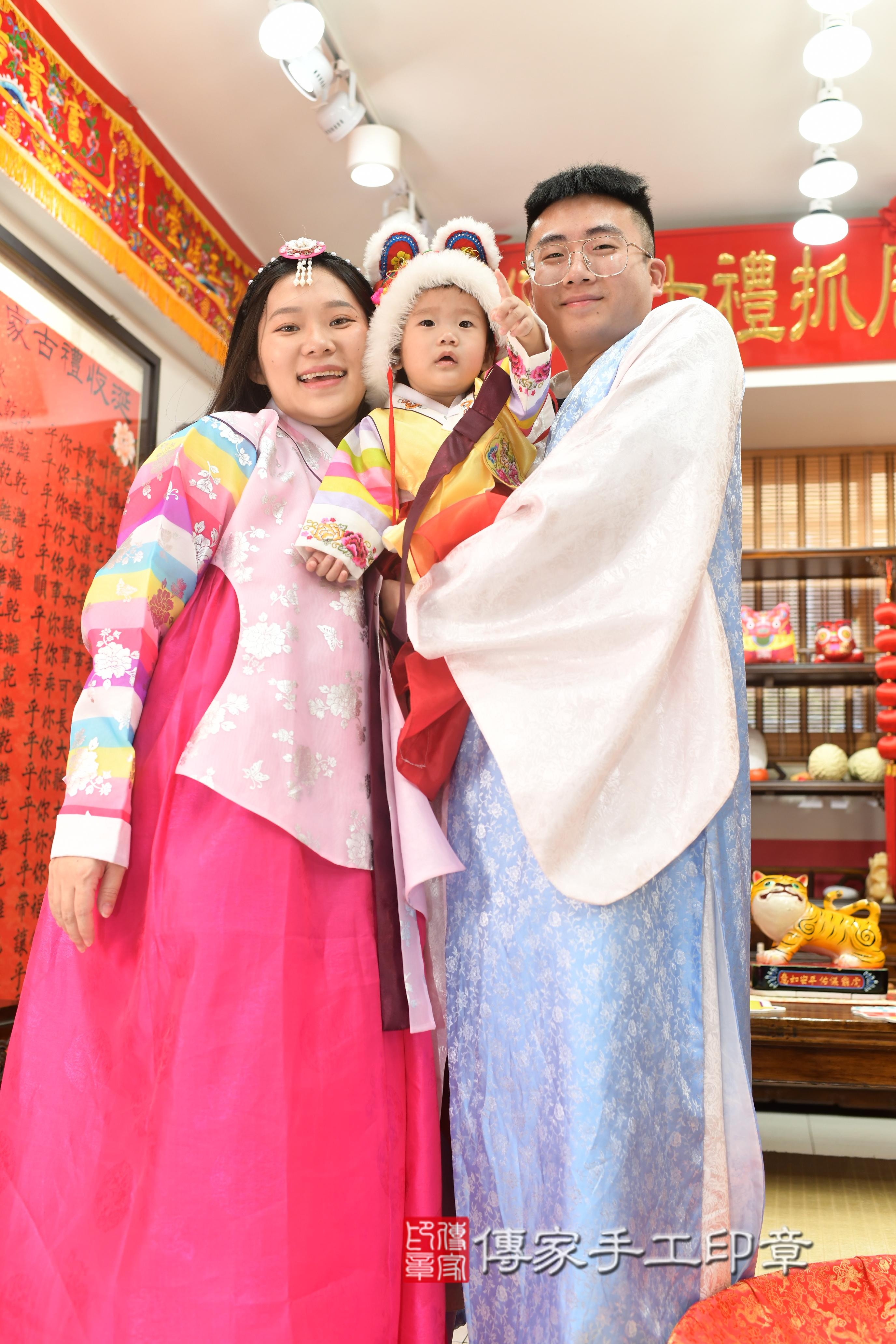 傳家手工印章高雄店、抓周、度脺、中國風會場、傳家嬰兒古禮、吉祥話、抓周道具物品24種、拍照。抓周證書。寶寶抓周、滿周歲、生日快樂、祝福