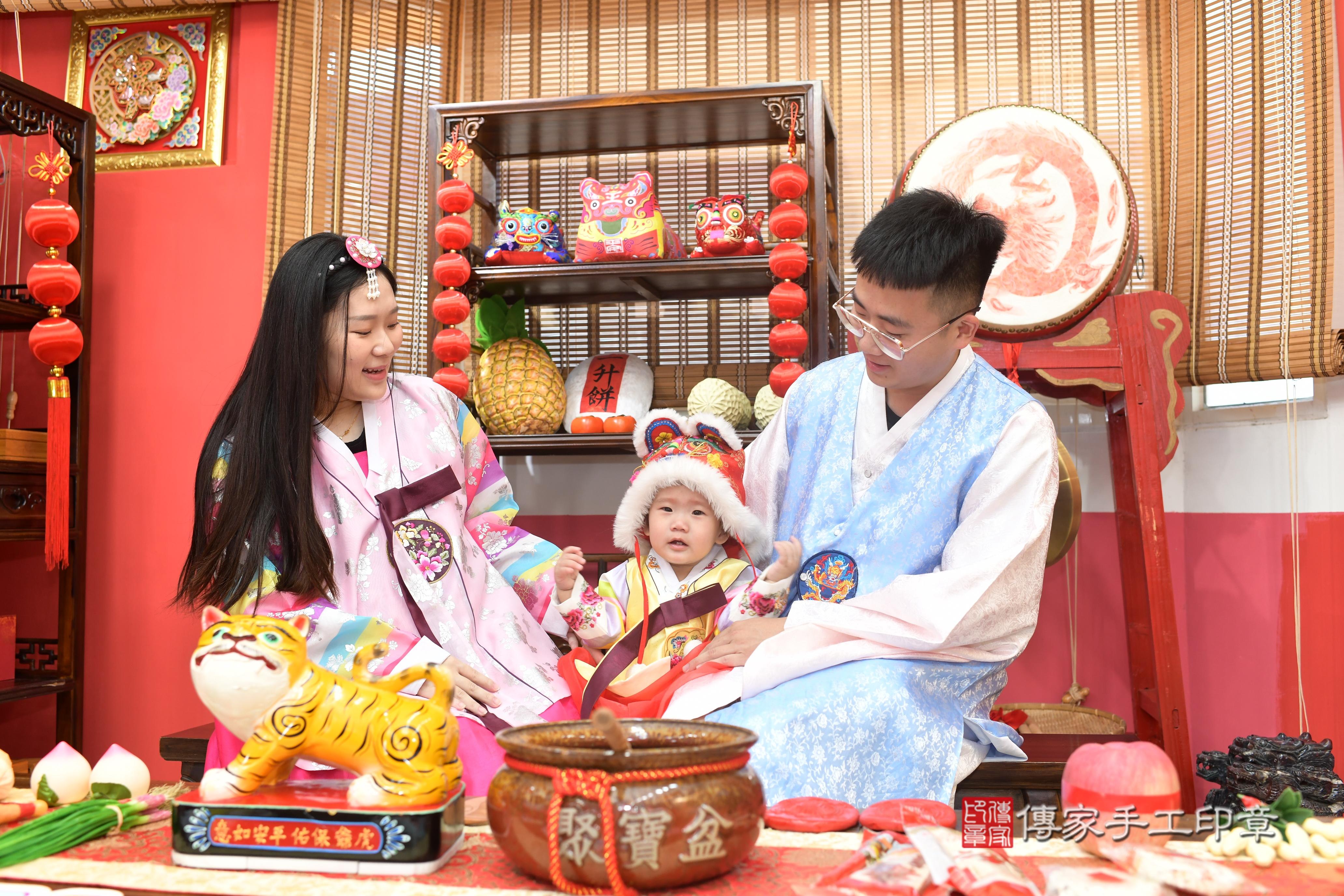 傳家手工印章高雄店、抓周、度脺、中國風會場、傳家嬰兒古禮、吉祥話、抓周道具物品24種、拍照。抓周證書。寶寶抓周、滿周歲、生日快樂、祝福
