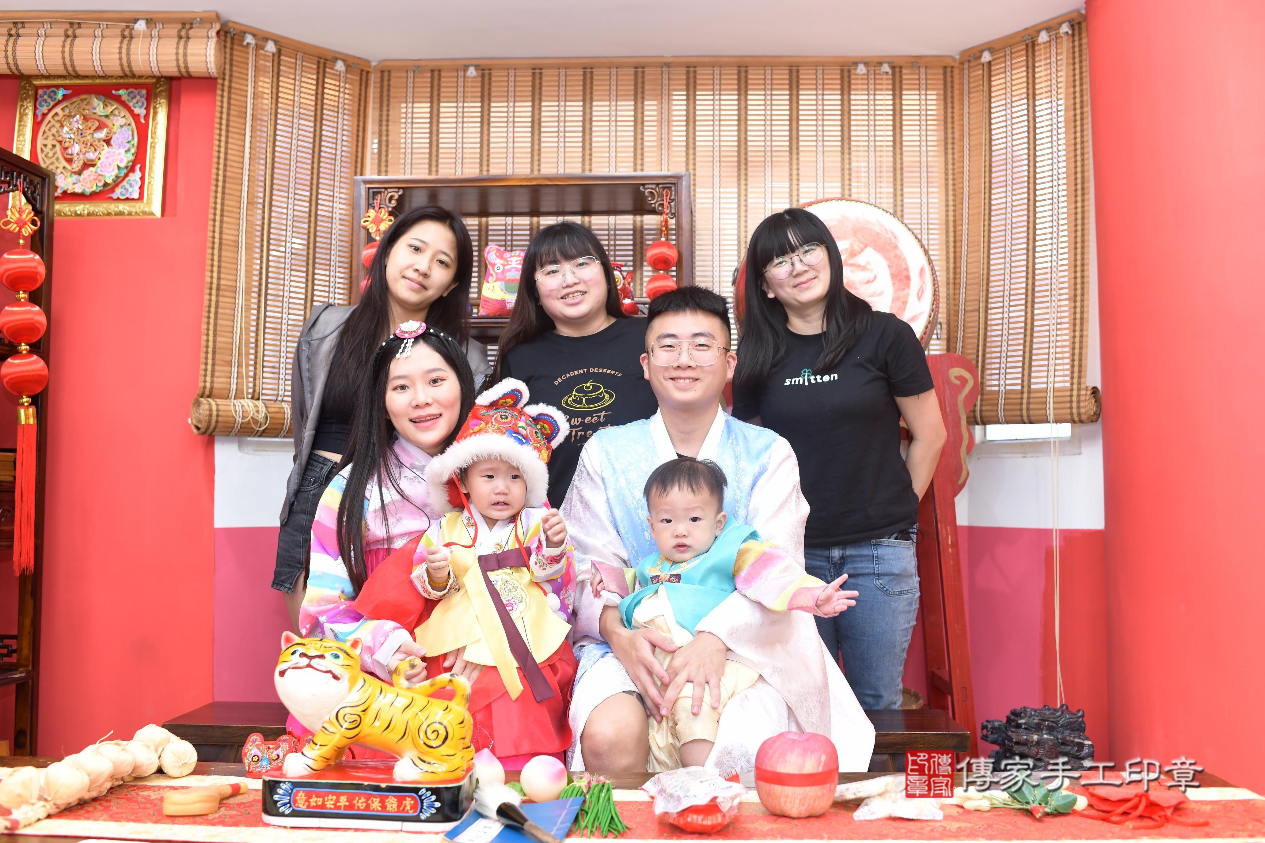 傳家手工印章高雄店、抓周、度脺、中國風會場、傳家嬰兒古禮、吉祥話、抓周道具物品24種、拍照。抓周證書。寶寶抓周、滿周歲、生日快樂、祝福