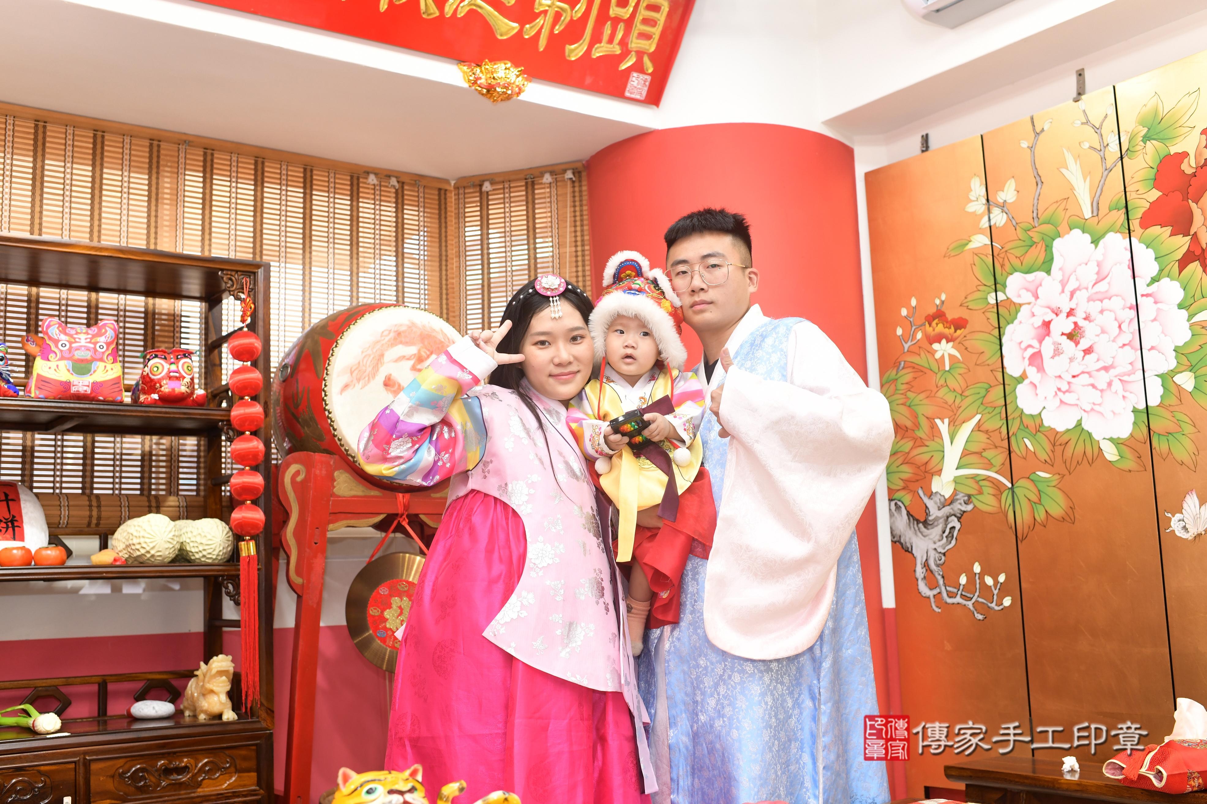 傳家手工印章高雄店、抓周、度脺、中國風會場、傳家嬰兒古禮、吉祥話、抓周道具物品24種、拍照。抓周證書。寶寶抓周、滿周歲、生日快樂、祝福