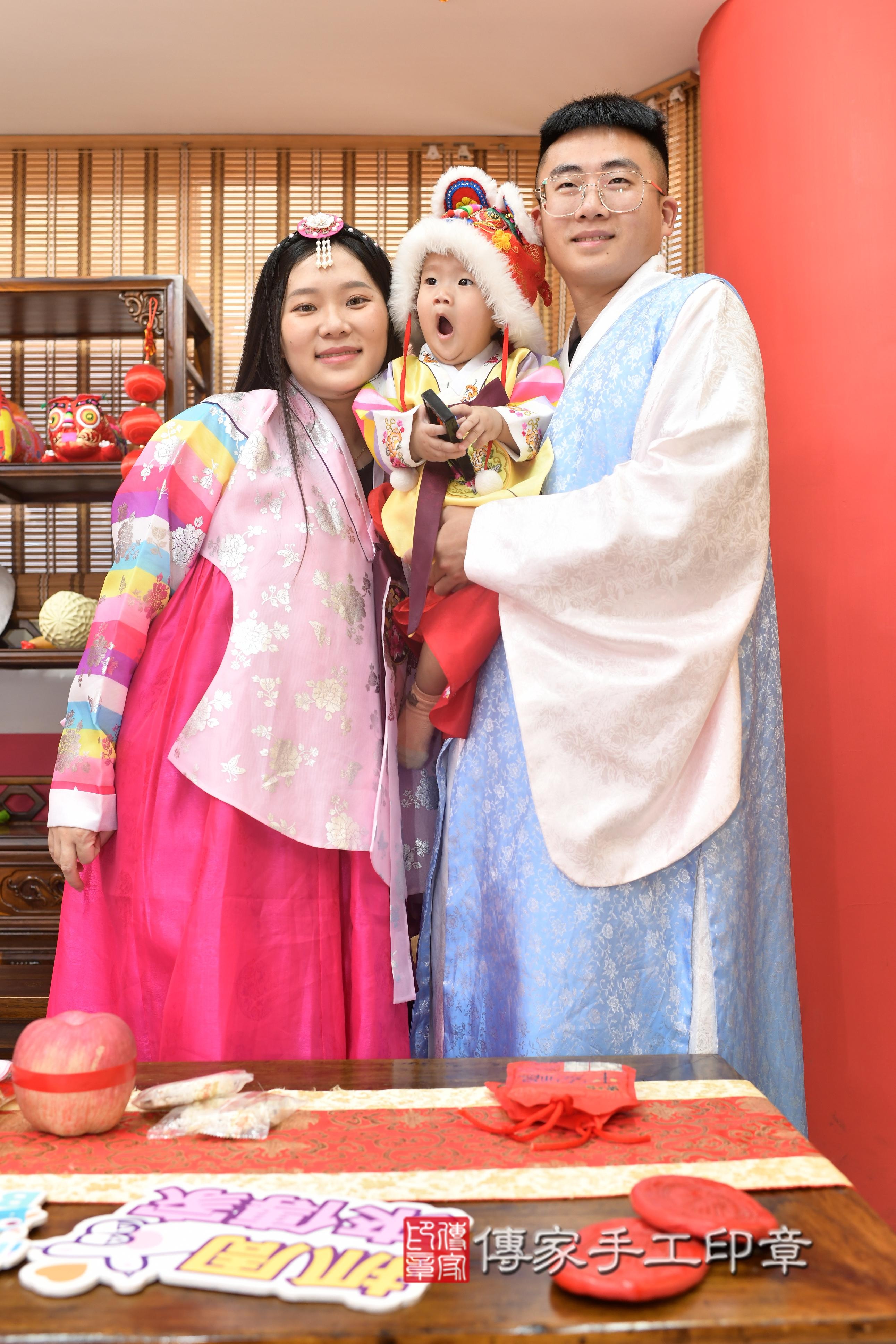 傳家手工印章高雄店、抓周、度脺、中國風會場、傳家嬰兒古禮、吉祥話、抓周道具物品24種、拍照。抓周證書。寶寶抓周、滿周歲、生日快樂、祝福12