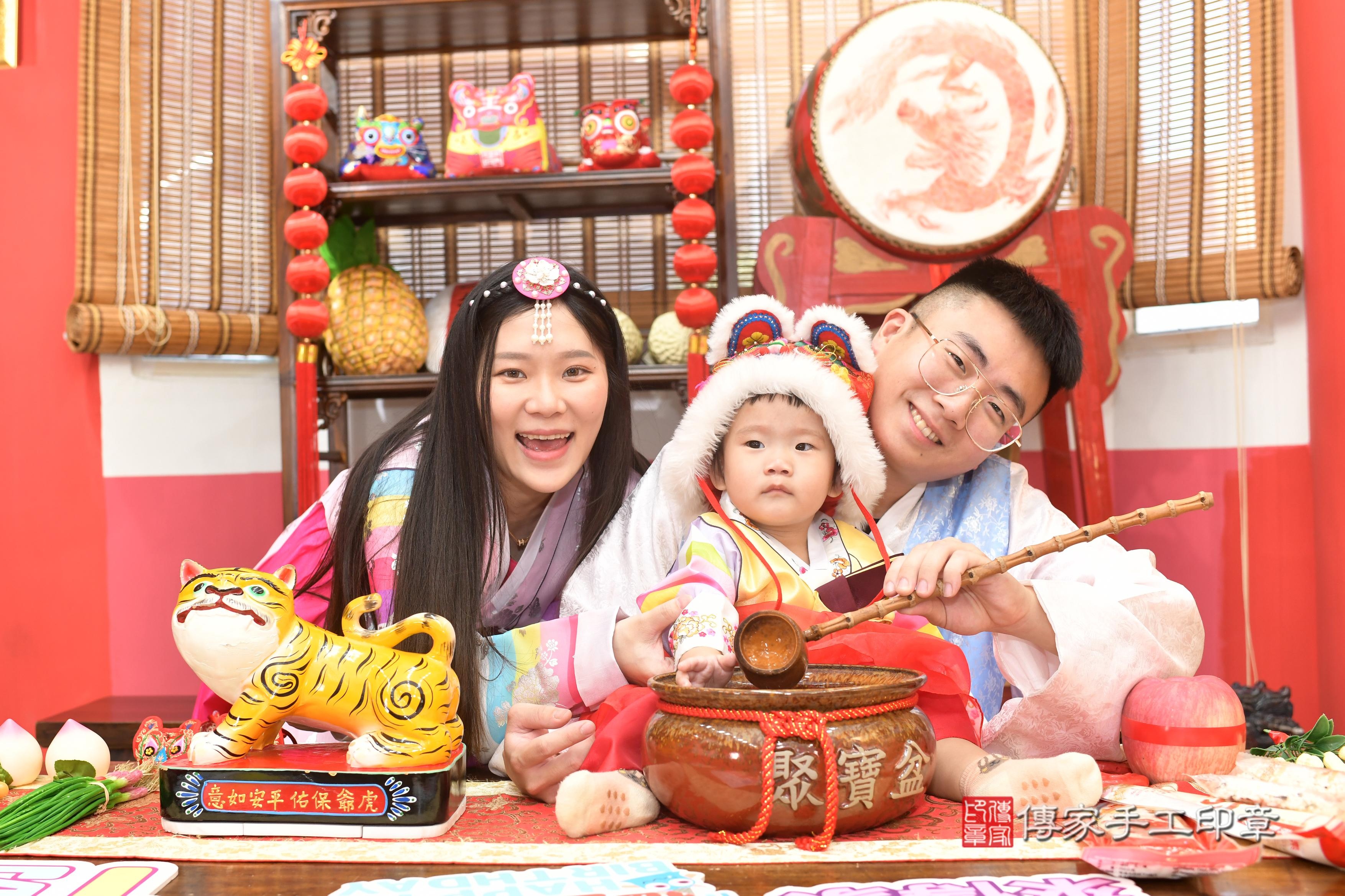 傳家手工印章高雄店、抓周、度脺、中國風會場、傳家嬰兒古禮、吉祥話、抓周道具物品24種、拍照。抓周證書。寶寶抓周、滿周歲、生日快樂、祝福