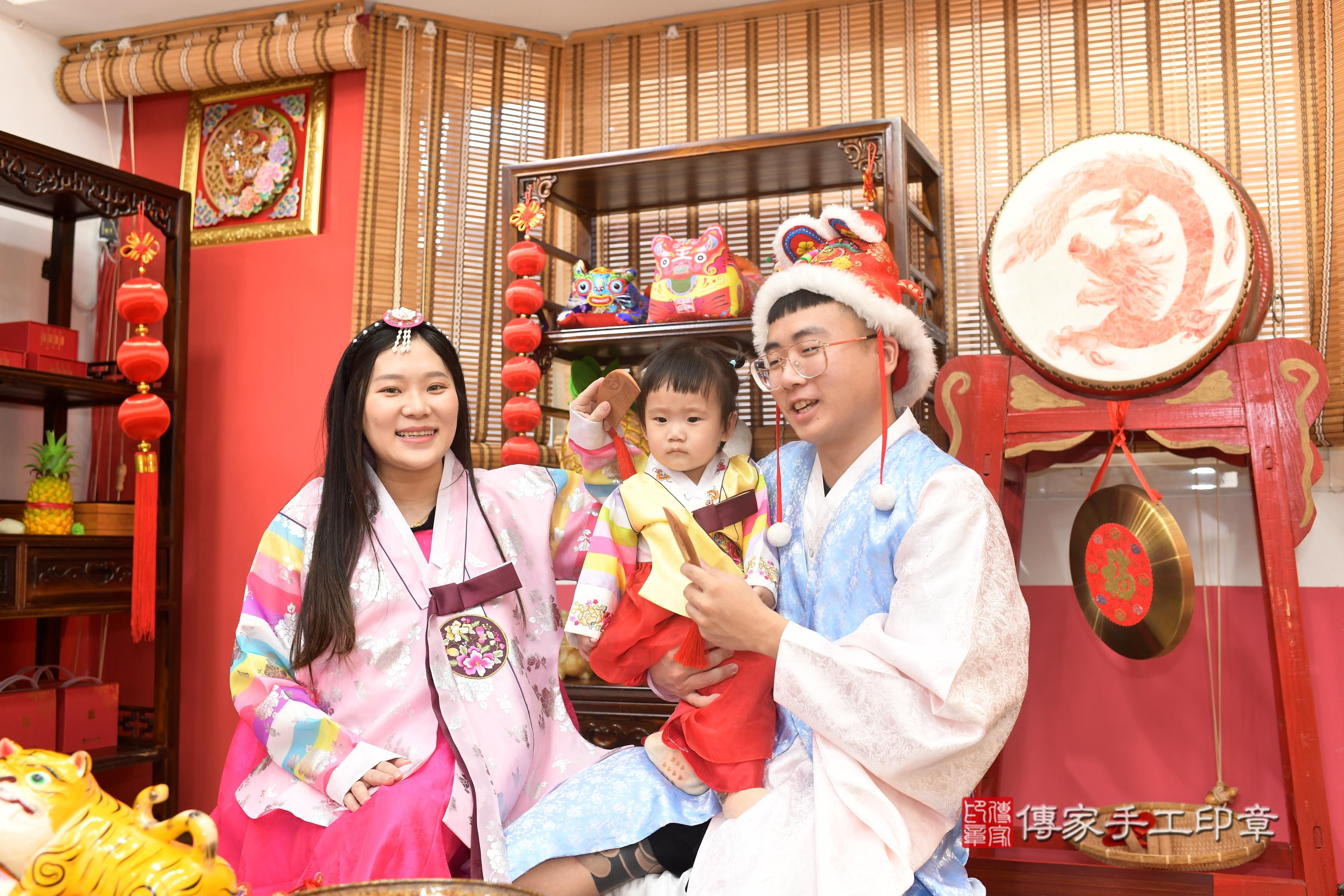 傳家手工印章高雄店、抓周、度脺、中國風會場、傳家嬰兒古禮、吉祥話、抓周道具物品24種、拍照。抓周證書。寶寶抓周、滿周歲、生日快樂、祝福