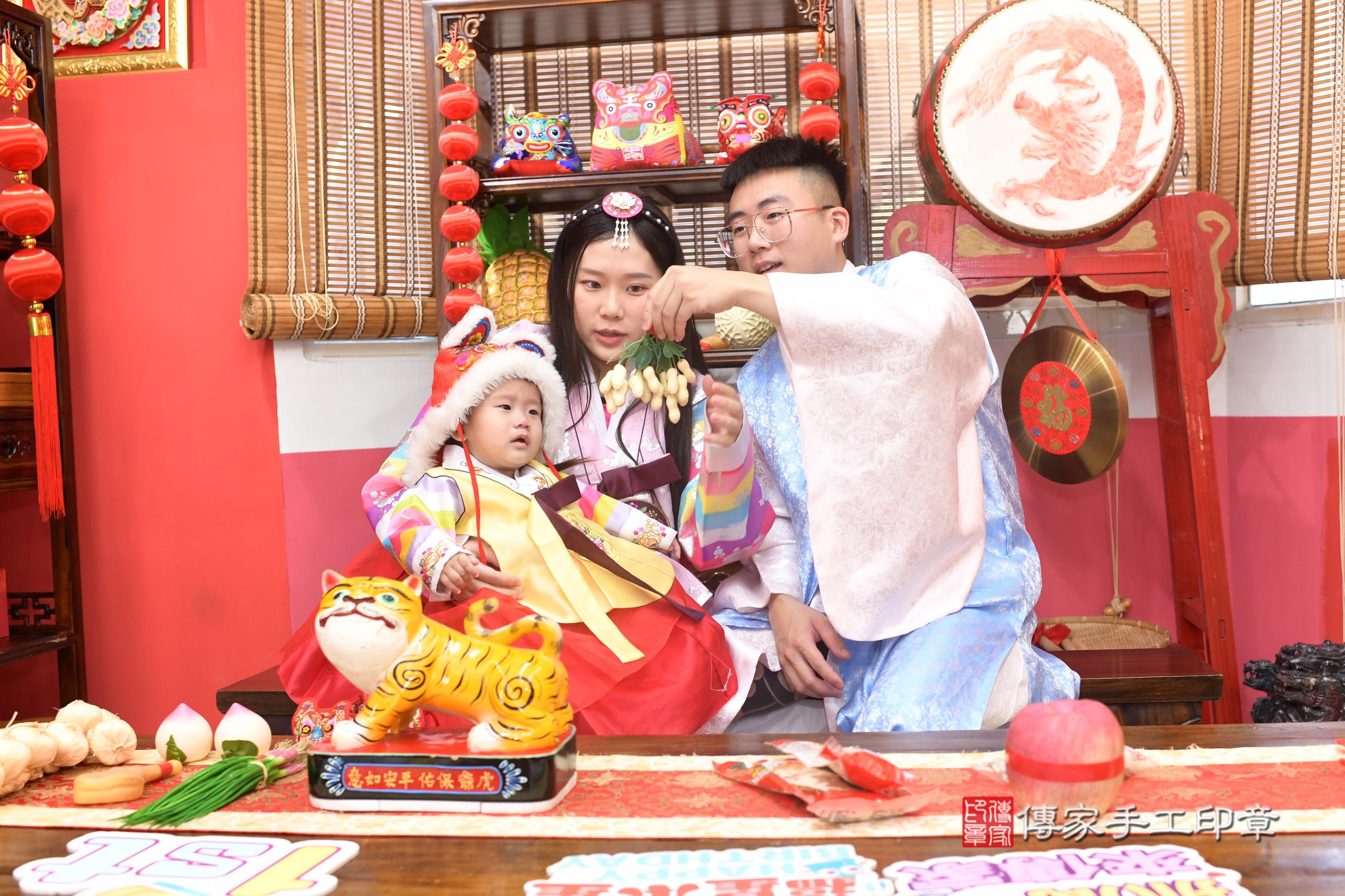 傳家手工印章高雄店、抓周、度脺、中國風會場、傳家嬰兒古禮、吉祥話、抓周道具物品24種、拍照。抓周證書。寶寶抓周、滿周歲、生日快樂、祝福