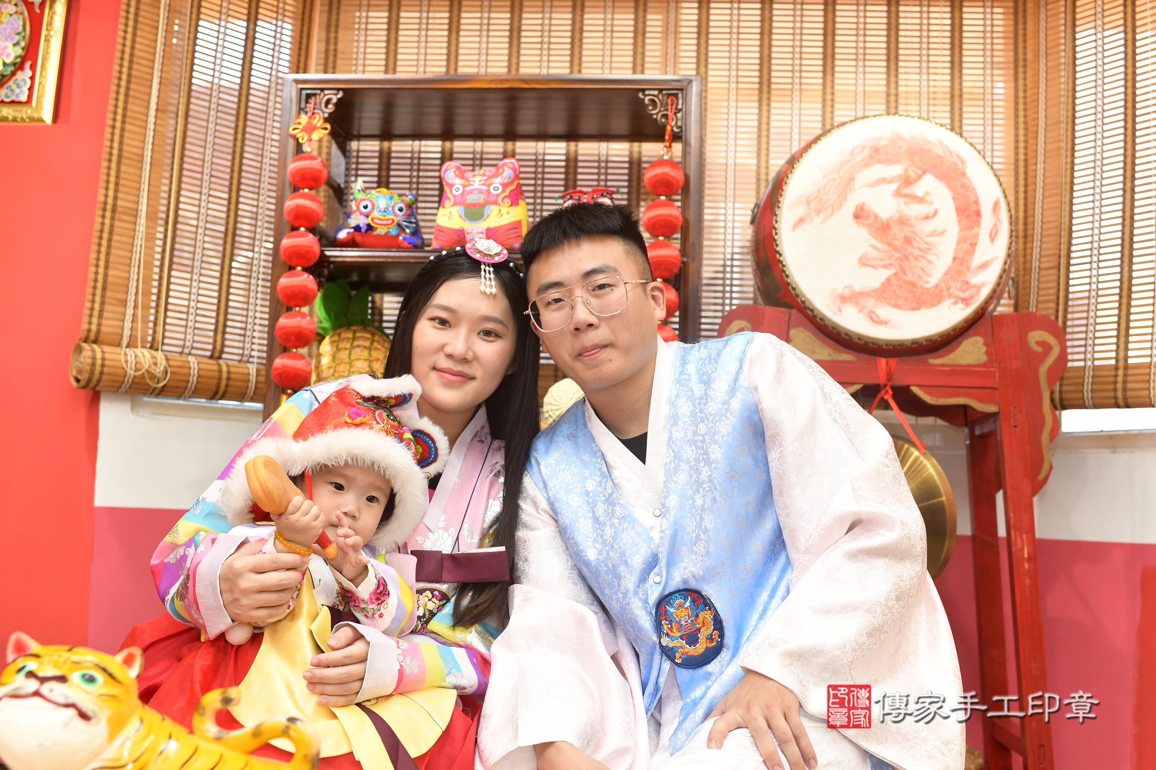 傳家手工印章高雄店、抓周、度脺、中國風會場、傳家嬰兒古禮、吉祥話、抓周道具物品24種、拍照。抓周證書。寶寶抓周、滿周歲、生日快樂、祝福