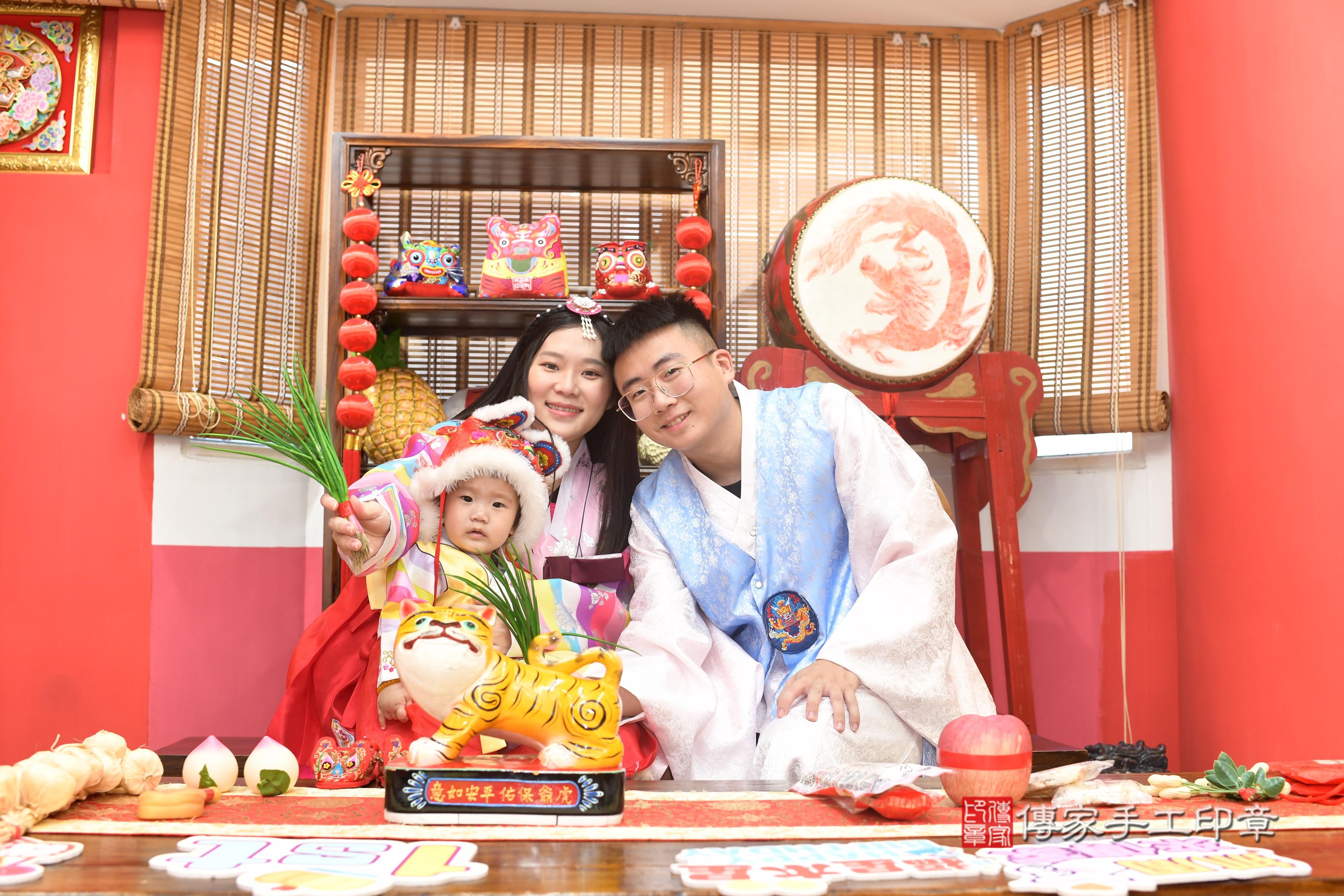 傳家手工印章高雄店、抓周、度脺、中國風會場、傳家嬰兒古禮、吉祥話、抓周道具物品24種、拍照。抓周證書。寶寶抓周、滿周歲、生日快樂、祝福
