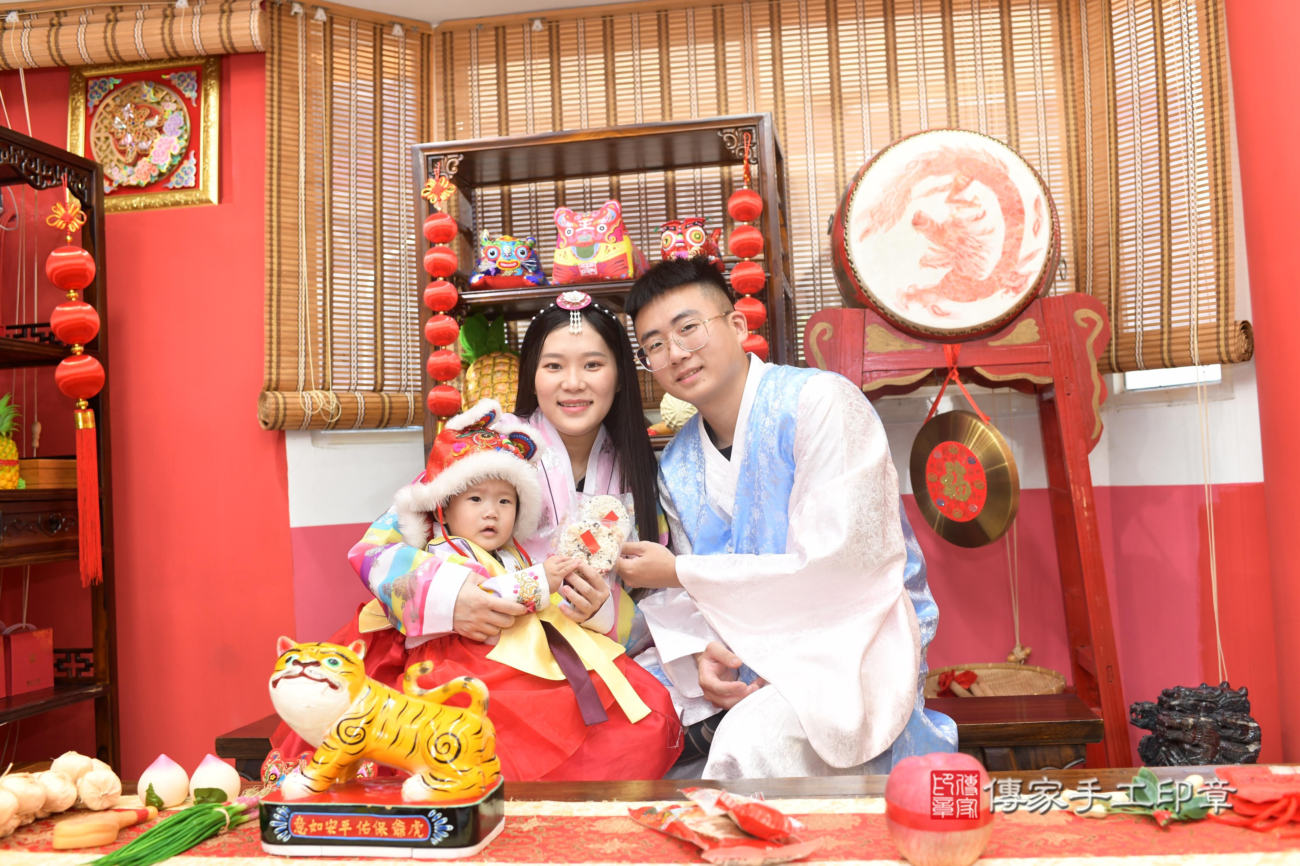 傳家手工印章高雄店、抓周、度脺、中國風會場、傳家嬰兒古禮、吉祥話、抓周道具物品24種、拍照。抓周證書。寶寶抓周、滿周歲、生日快樂、祝福