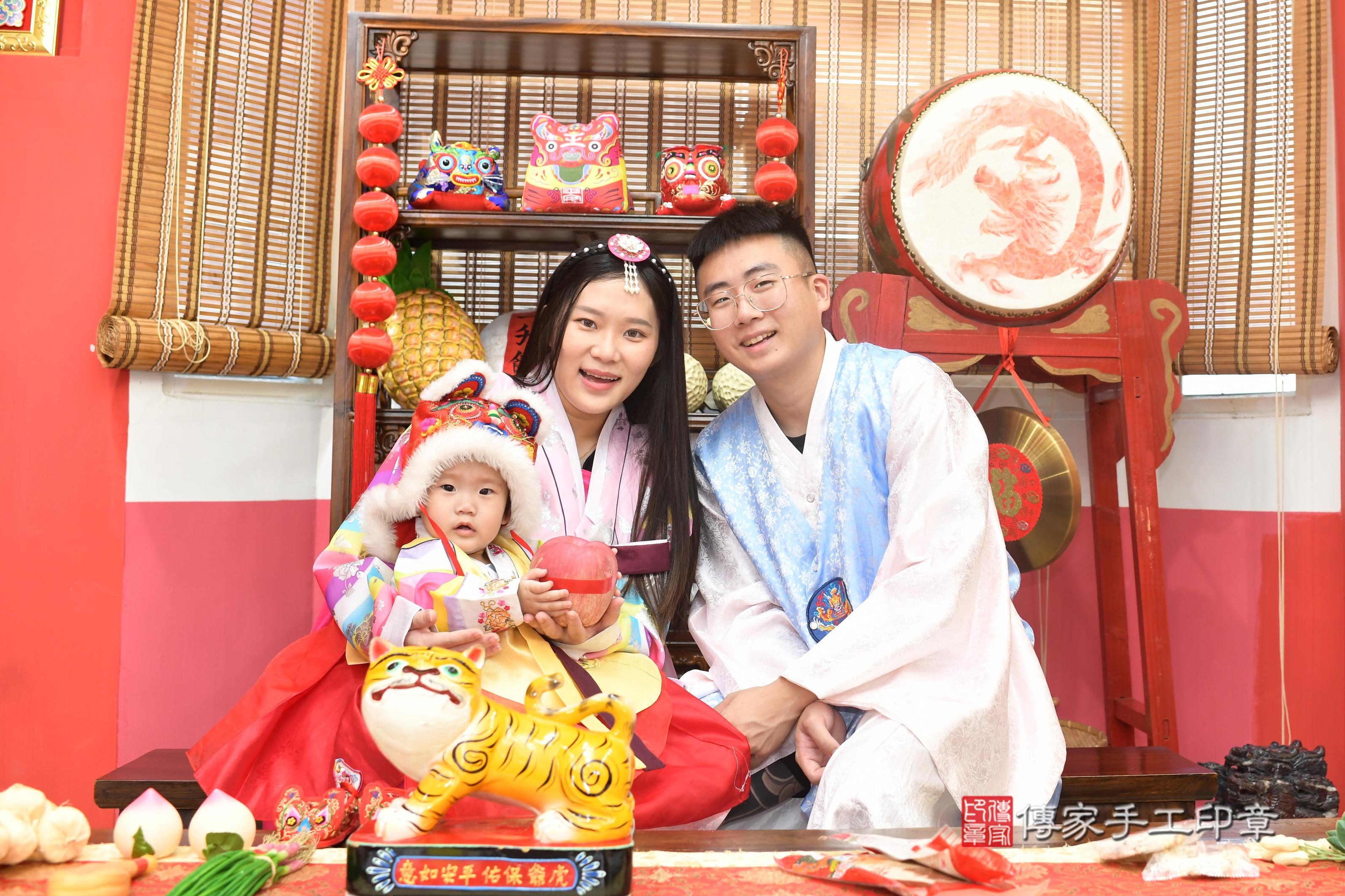 傳家手工印章高雄店、抓周、度脺、中國風會場、傳家嬰兒古禮、吉祥話、抓周道具物品24種、拍照。抓周證書。寶寶抓周、滿周歲、生日快樂、祝福