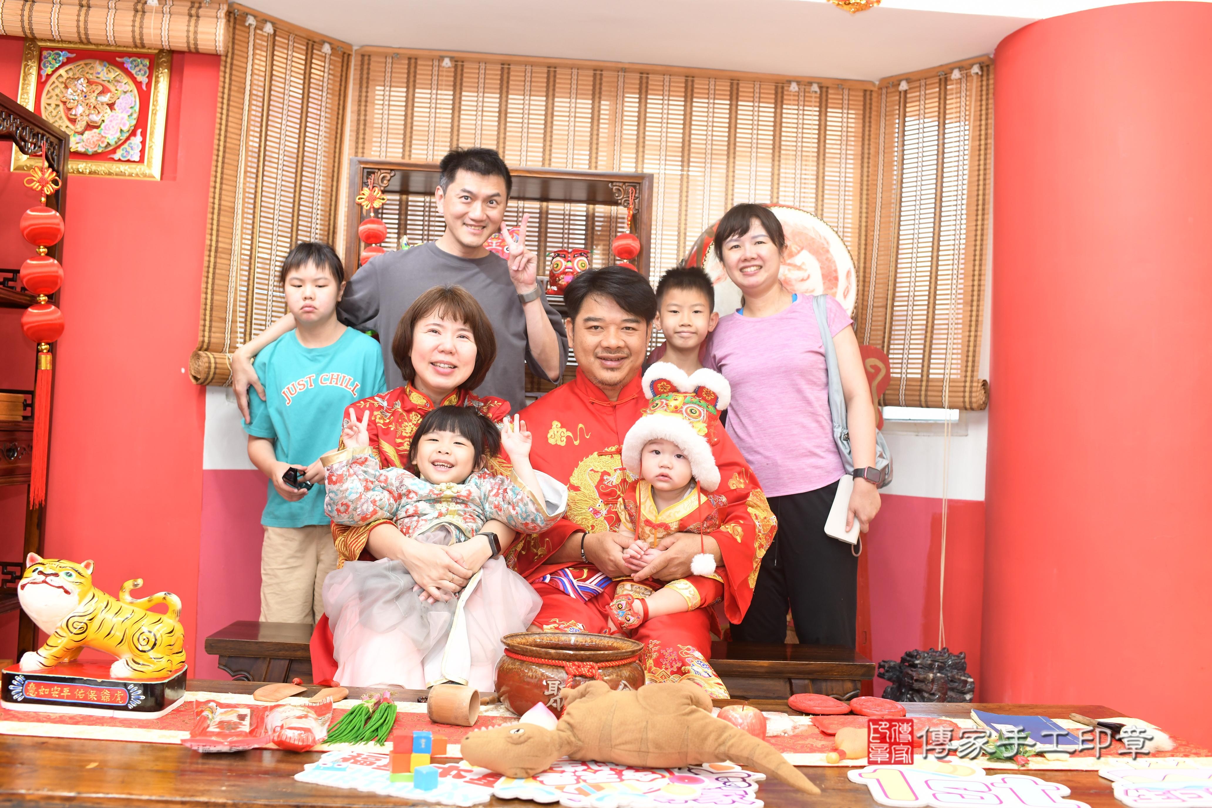 傳家手工印章高雄店、抓周、度脺、中國風會場、傳家嬰兒古禮、吉祥話、抓周道具物品24種、拍照。抓周證書。寶寶抓周、滿周歲、生日快樂、祝福