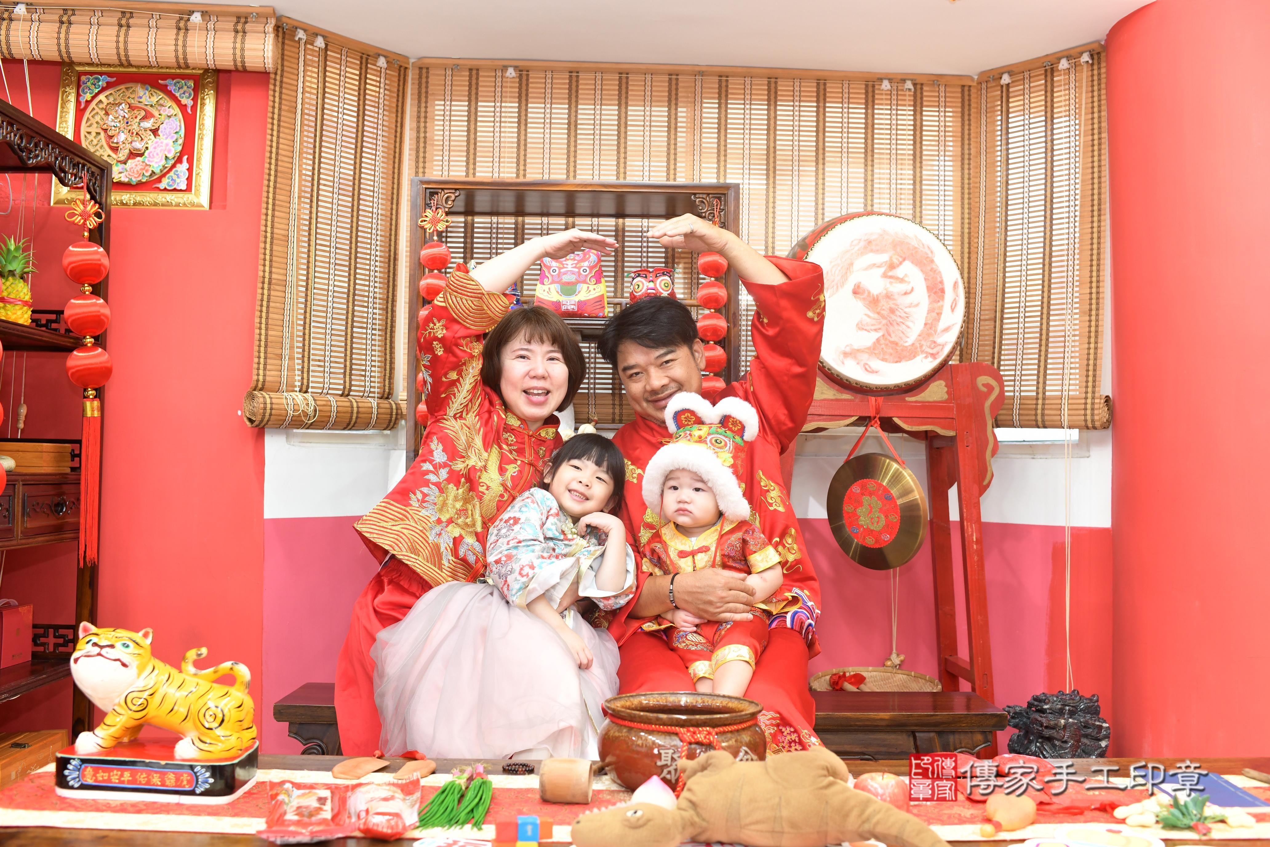 傳家手工印章高雄店、抓周、度脺、中國風會場、傳家嬰兒古禮、吉祥話、抓周道具物品24種、拍照。抓周證書。寶寶抓周、滿周歲、生日快樂、祝福