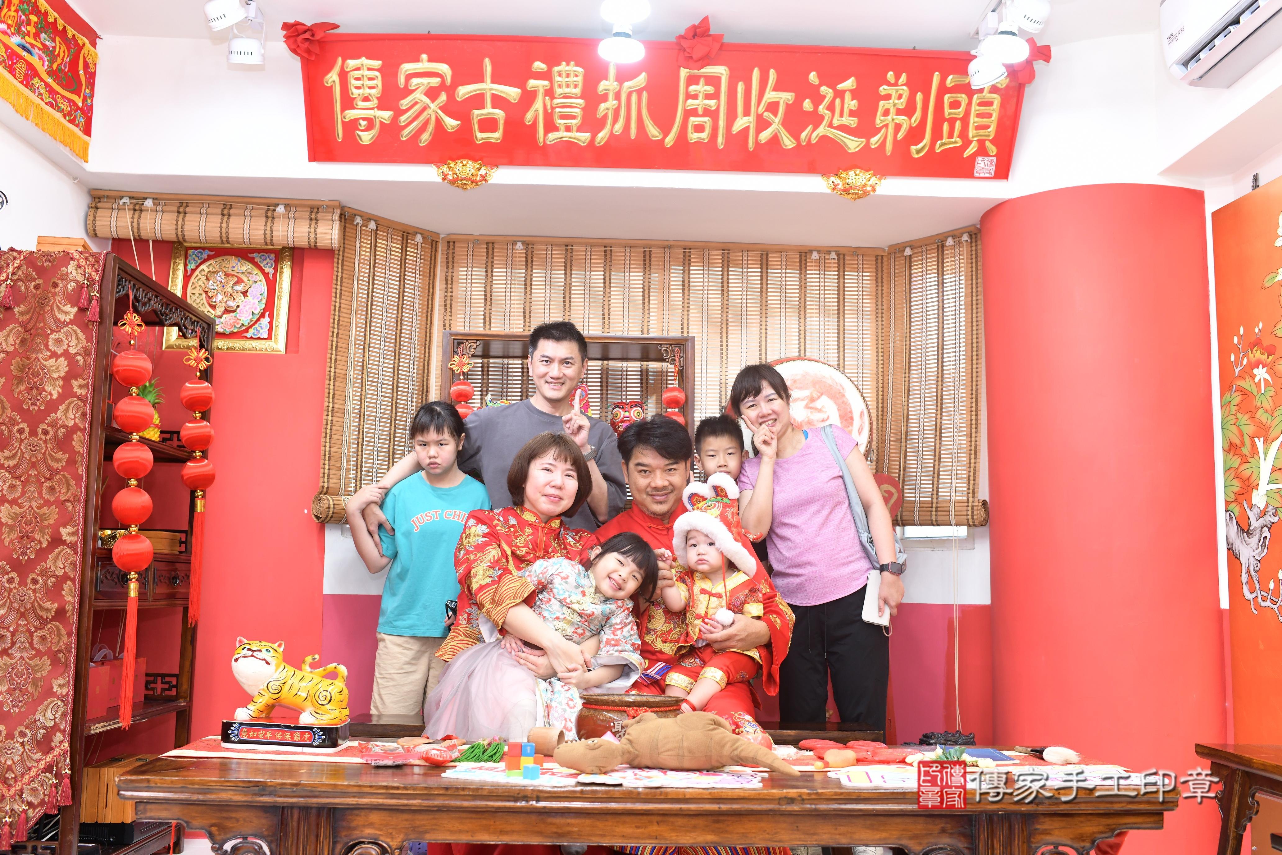 傳家手工印章高雄店、抓周、度脺、中國風會場、傳家嬰兒古禮、吉祥話、抓周道具物品24種、拍照。抓周證書。寶寶抓周、滿周歲、生日快樂、祝福