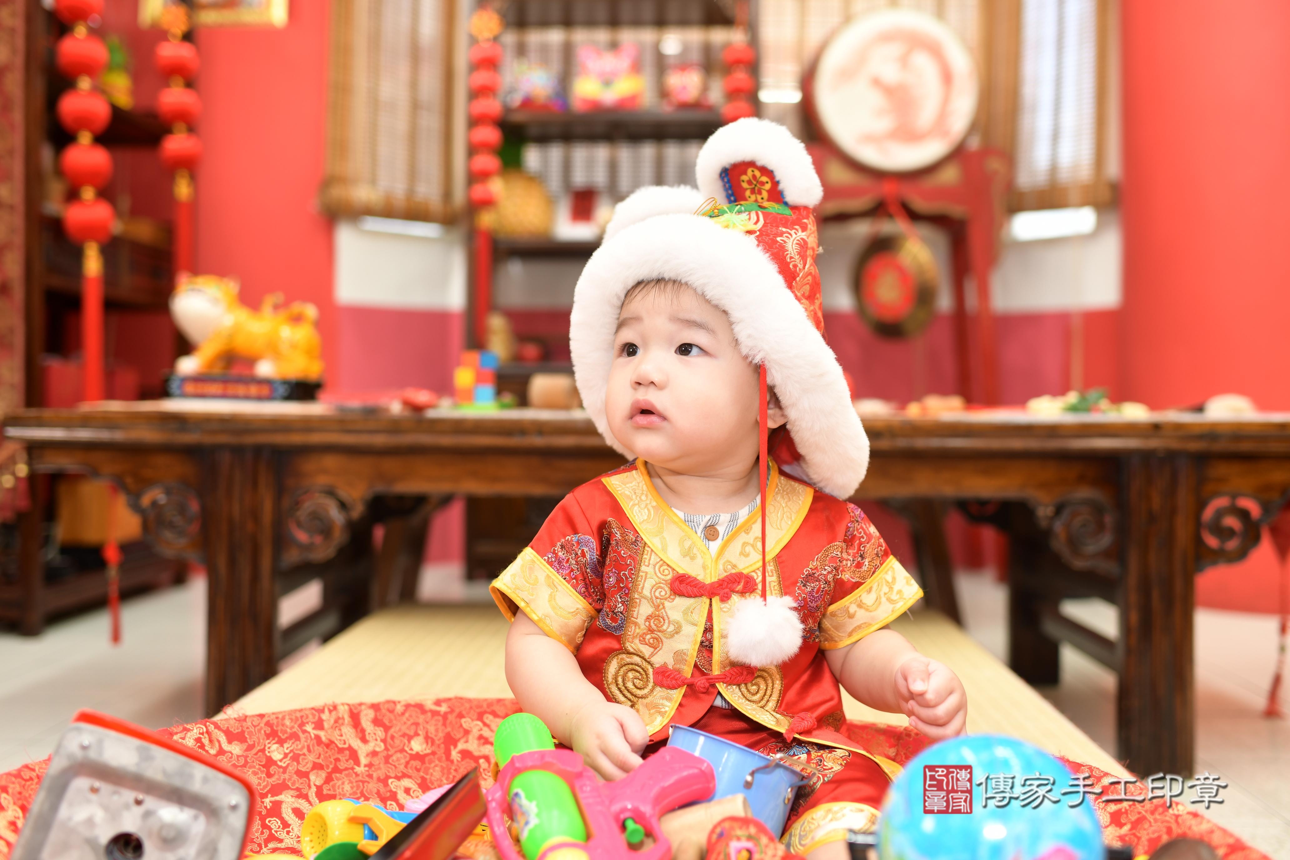 傳家手工印章高雄店、抓周、度脺、中國風會場、傳家嬰兒古禮、吉祥話、抓周道具物品24種、拍照。抓周證書。寶寶抓周、滿周歲、生日快樂、祝福