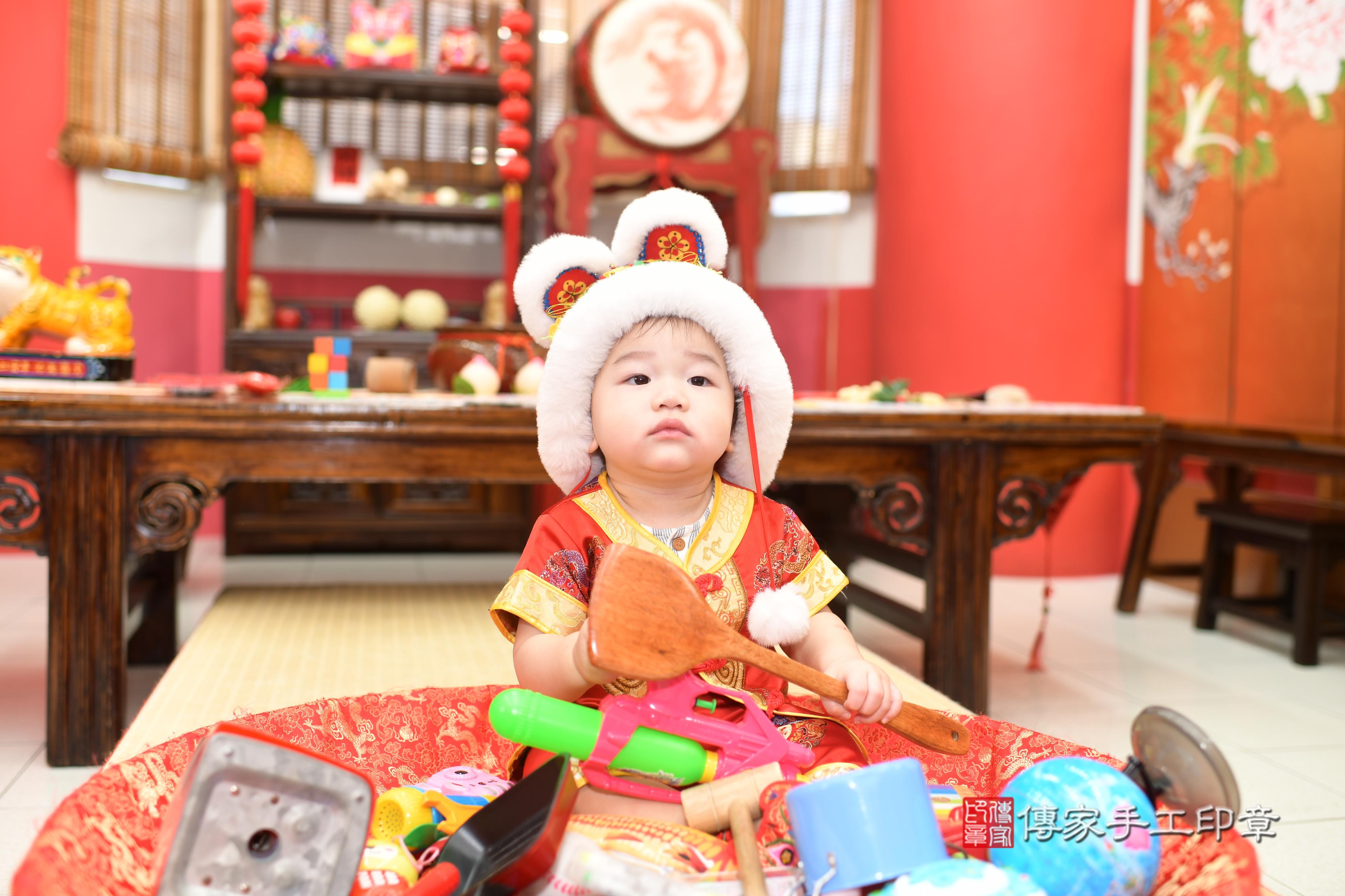 傳家手工印章高雄店、抓周、度脺、中國風會場、傳家嬰兒古禮、吉祥話、抓周道具物品24種、拍照。抓周證書。寶寶抓周、滿周歲、生日快樂、祝福