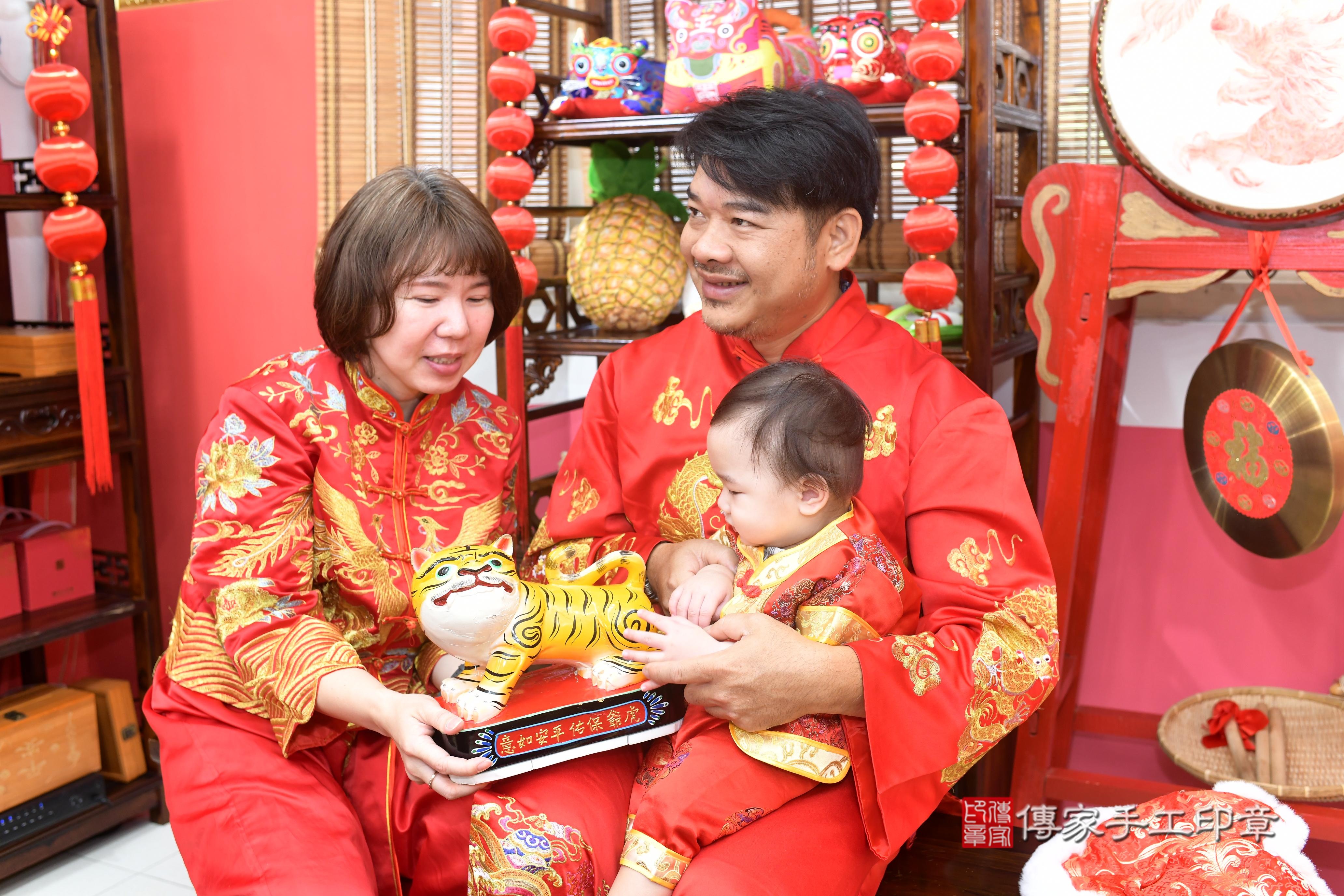 傳家手工印章高雄店、抓周、度脺、中國風會場、傳家嬰兒古禮、吉祥話、抓周道具物品24種、拍照。抓周證書。寶寶抓周、滿周歲、生日快樂、祝福