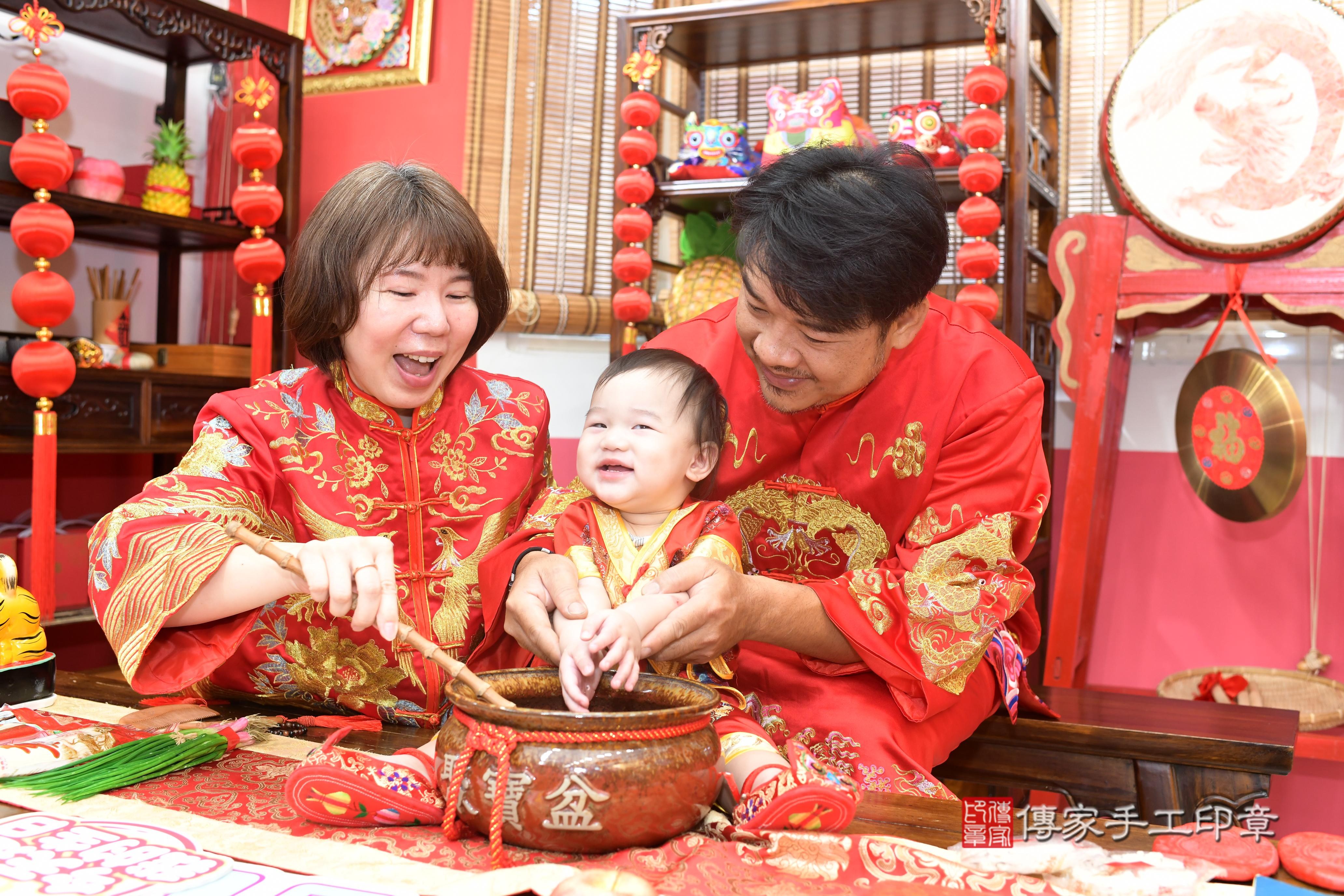 傳家手工印章高雄店、抓周、度脺、中國風會場、傳家嬰兒古禮、吉祥話、抓周道具物品24種、拍照。抓周證書。寶寶抓周、滿周歲、生日快樂、祝福
