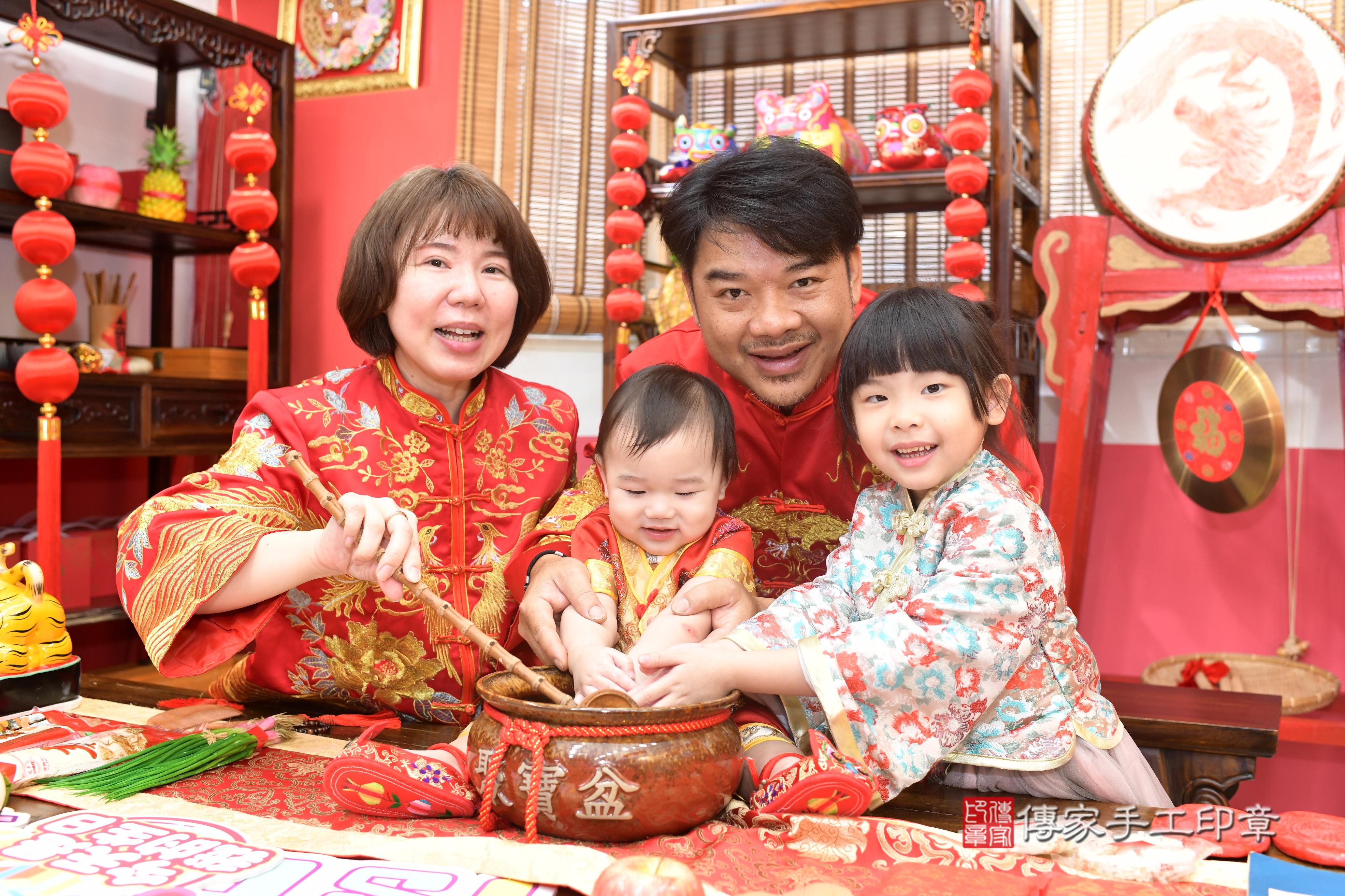 傳家手工印章高雄店、抓周、度脺、中國風會場、傳家嬰兒古禮、吉祥話、抓周道具物品24種、拍照。抓周證書。寶寶抓周、滿周歲、生日快樂、祝福