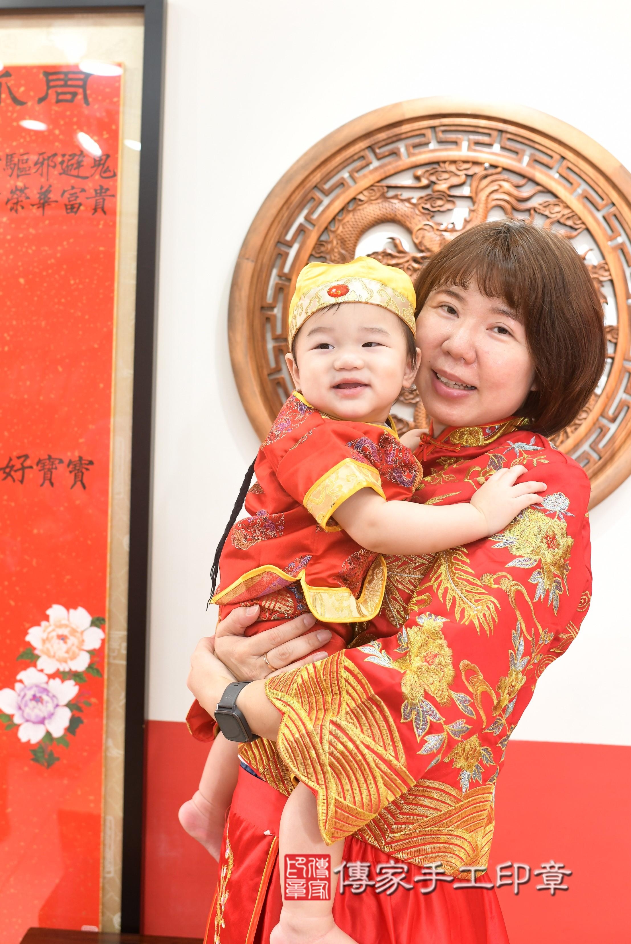傳家手工印章高雄店、抓周、度脺、中國風會場、傳家嬰兒古禮、吉祥話、抓周道具物品24種、拍照。抓周證書。寶寶抓周、滿周歲、生日快樂、祝福