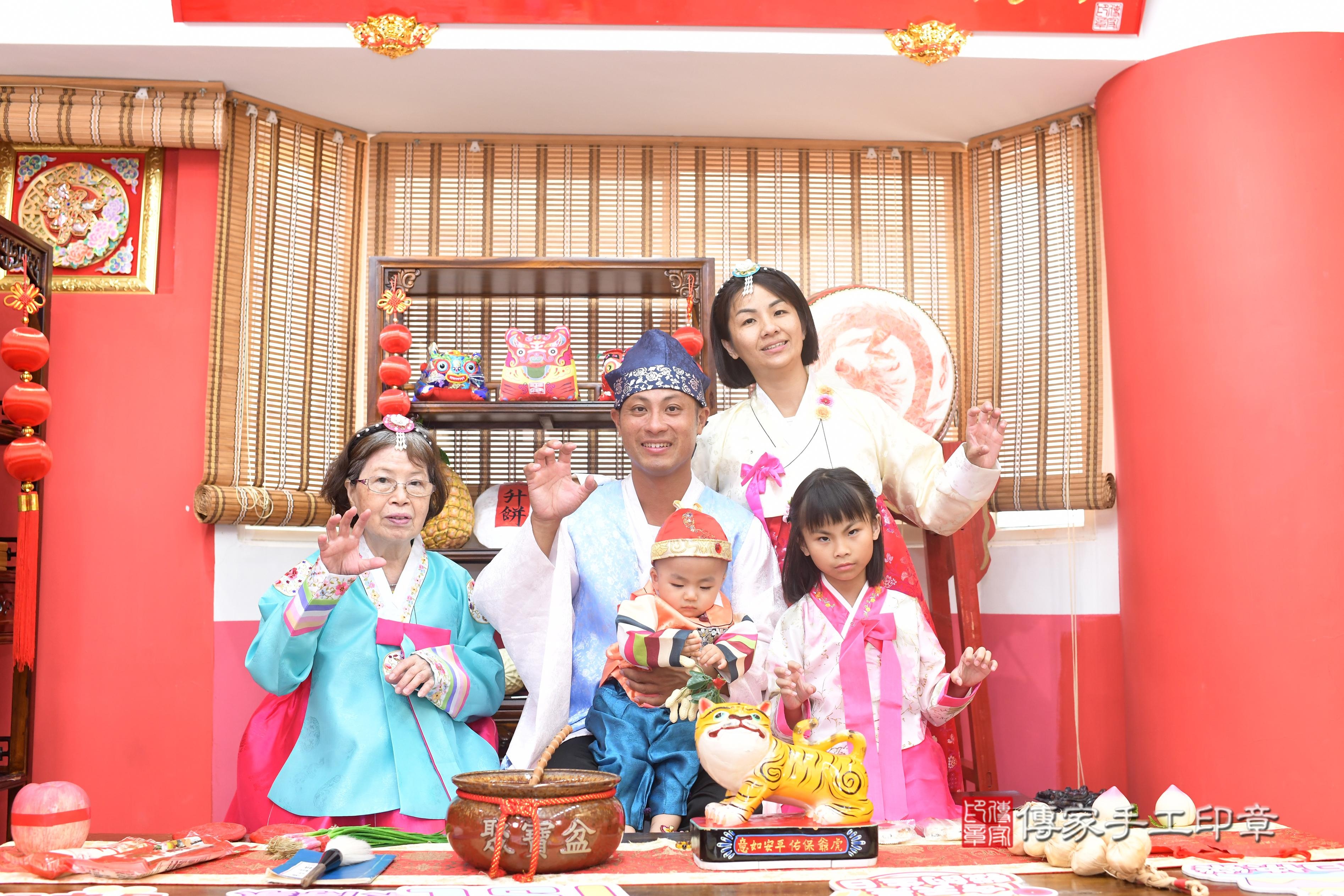 傳家手工印章高雄店、抓周、度脺、中國風會場、傳家嬰兒古禮、吉祥話、抓周道具物品24種、拍照。抓周證書。寶寶抓周、滿周歲、生日快樂、祝福