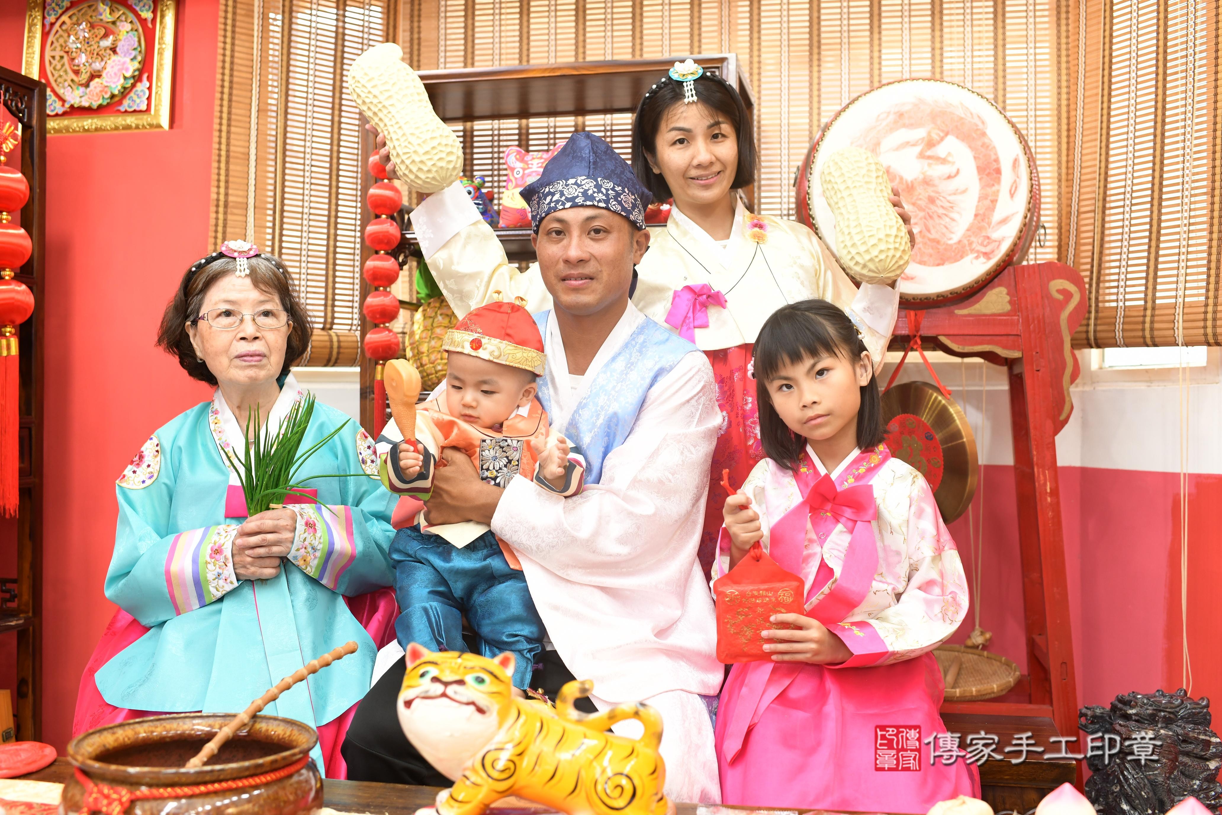 傳家手工印章高雄店、抓周、度脺、中國風會場、傳家嬰兒古禮、吉祥話、抓周道具物品24種、拍照。抓周證書。寶寶抓周、滿周歲、生日快樂、祝福