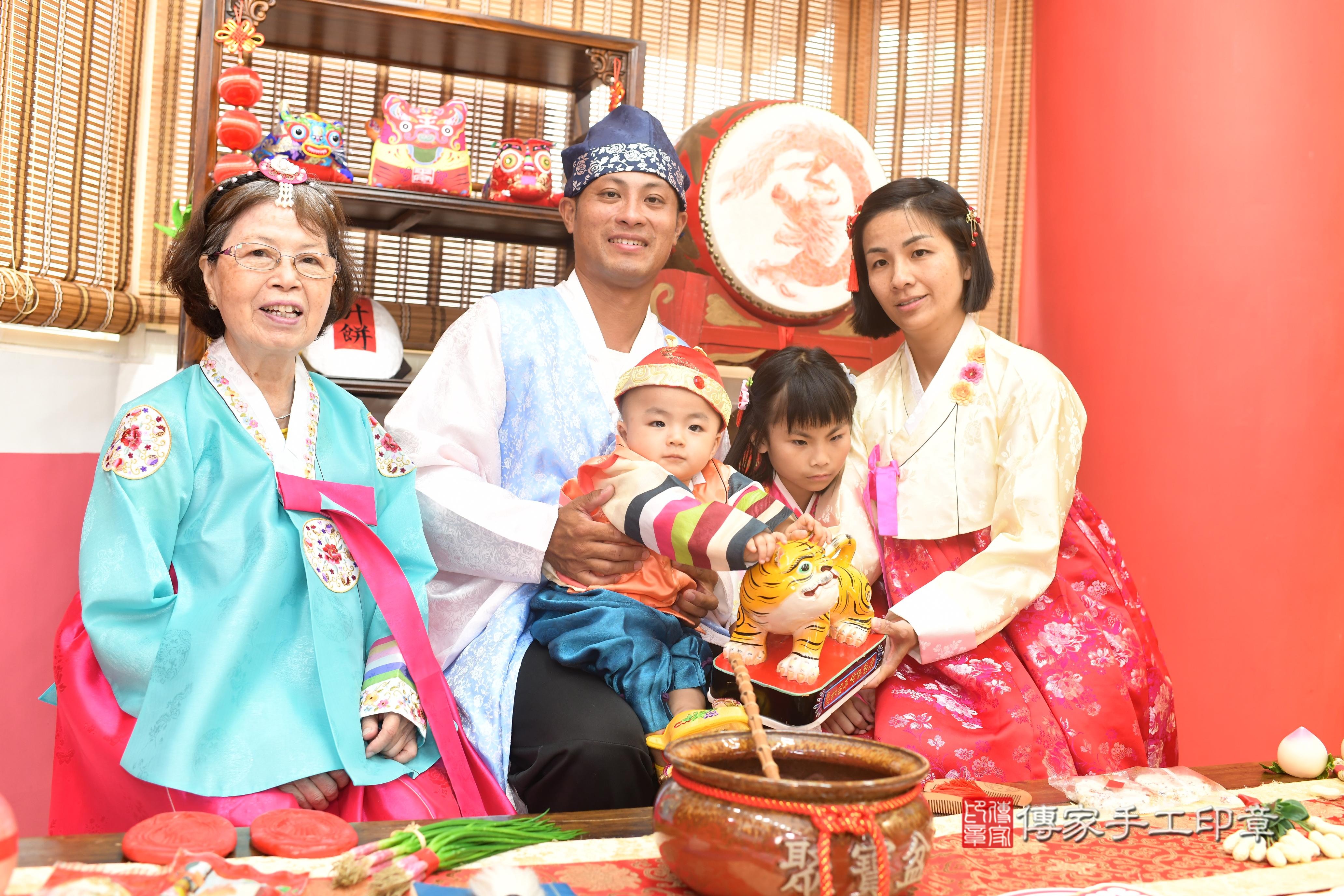 傳家手工印章高雄店、抓周、度脺、中國風會場、傳家嬰兒古禮、吉祥話、抓周道具物品24種、拍照。抓周證書。寶寶抓周、滿周歲、生日快樂、祝福