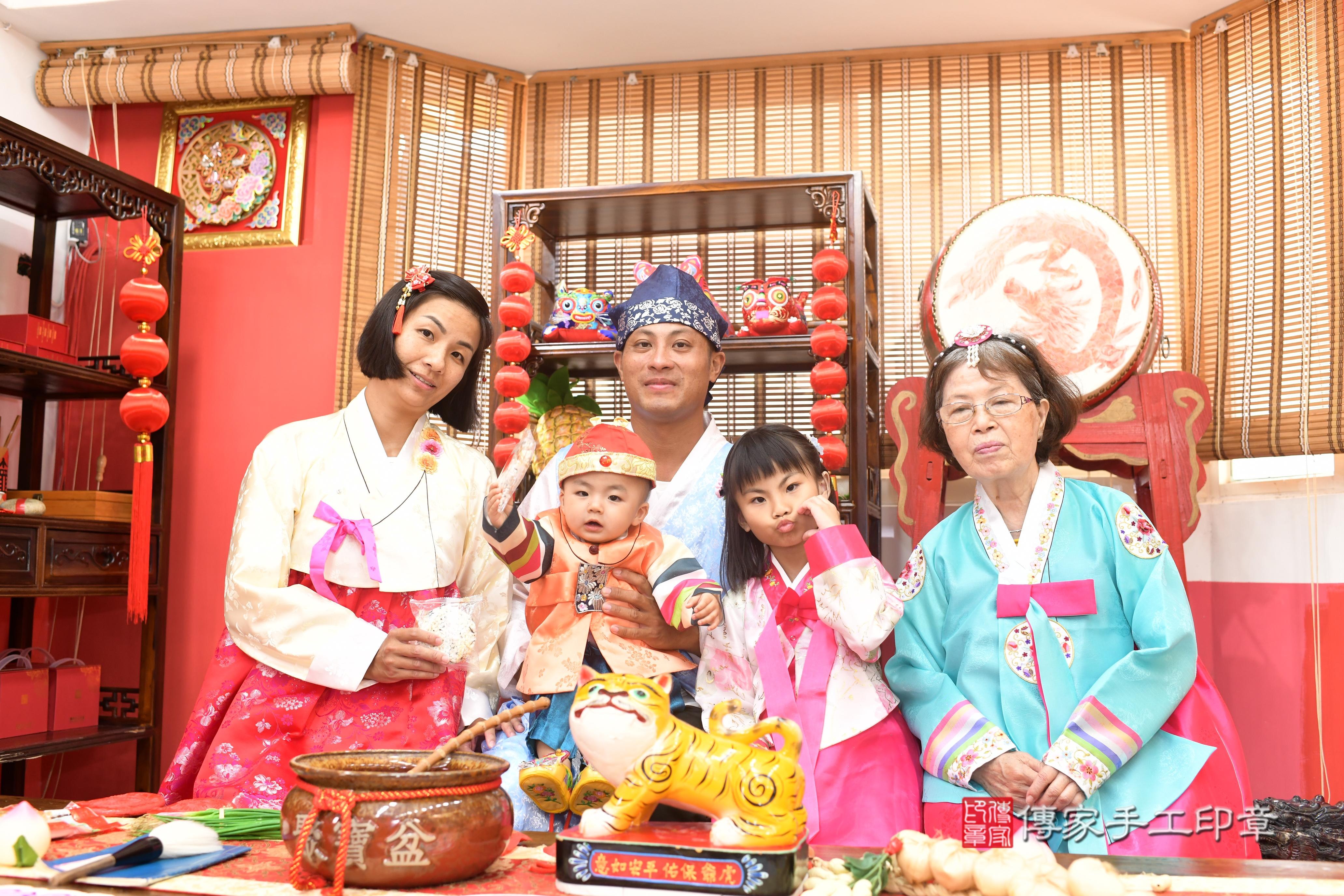 傳家手工印章高雄店、抓周、度脺、中國風會場、傳家嬰兒古禮、吉祥話、抓周道具物品24種、拍照。抓周證書。寶寶抓周、滿周歲、生日快樂、祝福