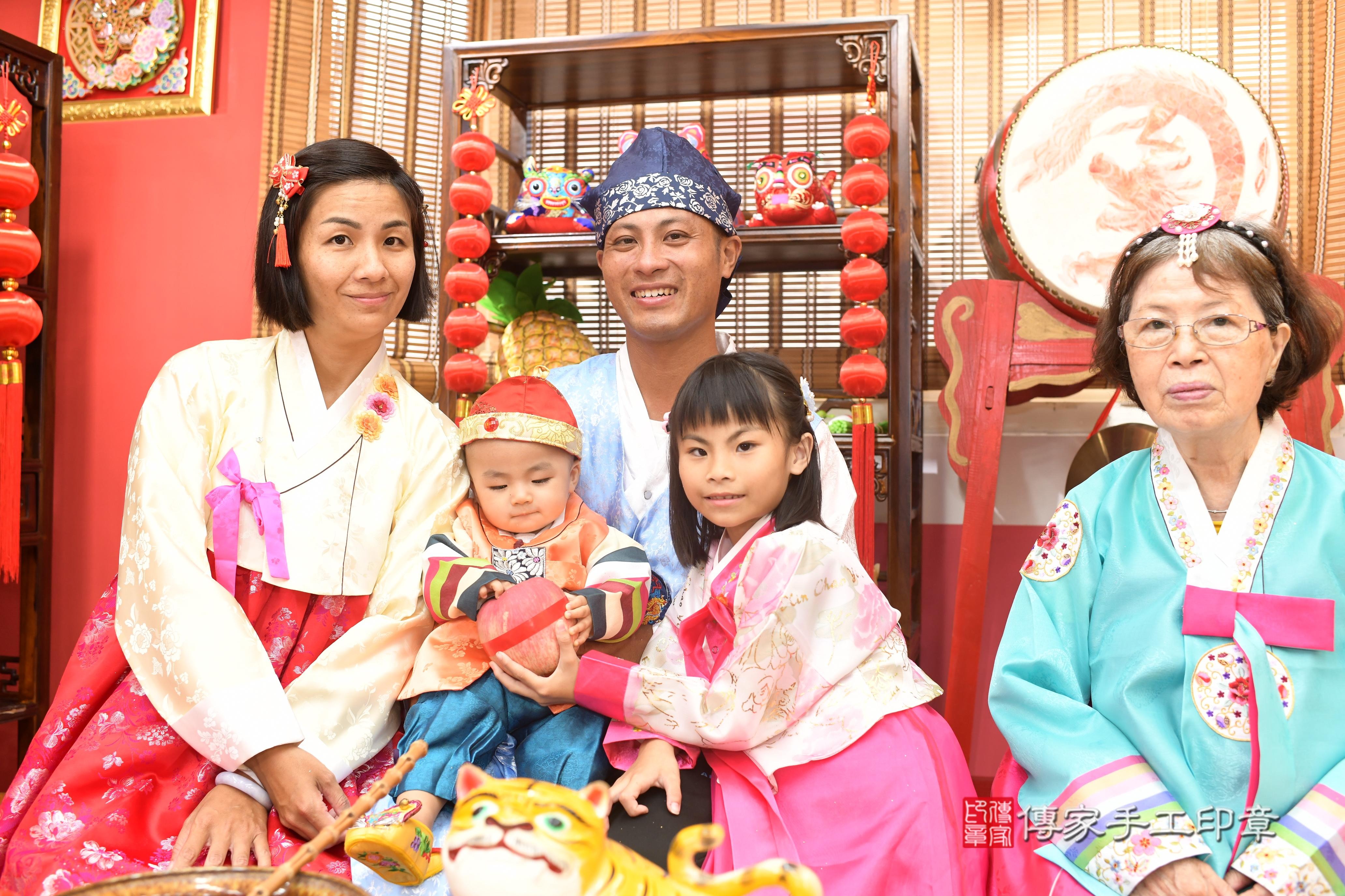 傳家手工印章高雄店、抓周、度脺、中國風會場、傳家嬰兒古禮、吉祥話、抓周道具物品24種、拍照。抓周證書。寶寶抓周、滿周歲、生日快樂、祝福