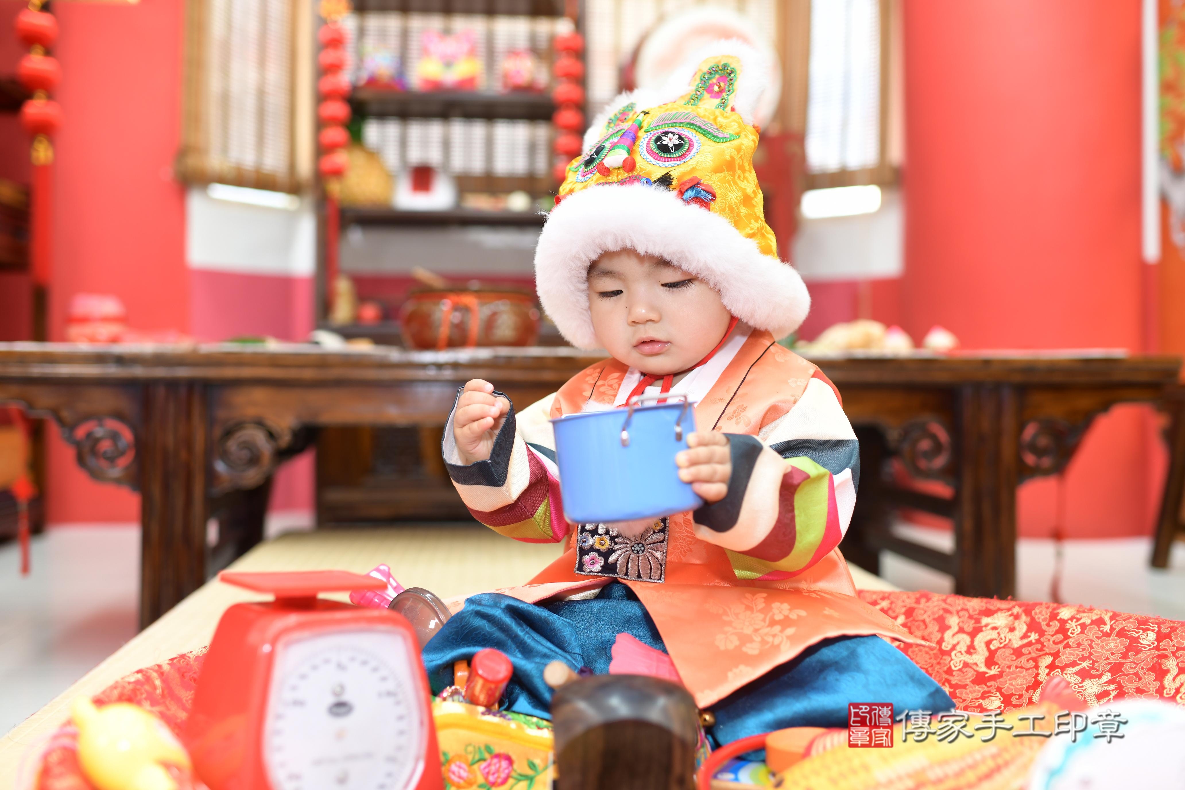 傳家手工印章高雄店、抓周、度脺、中國風會場、傳家嬰兒古禮、吉祥話、抓周道具物品24種、拍照。抓周證書。寶寶抓周、滿周歲、生日快樂、祝福