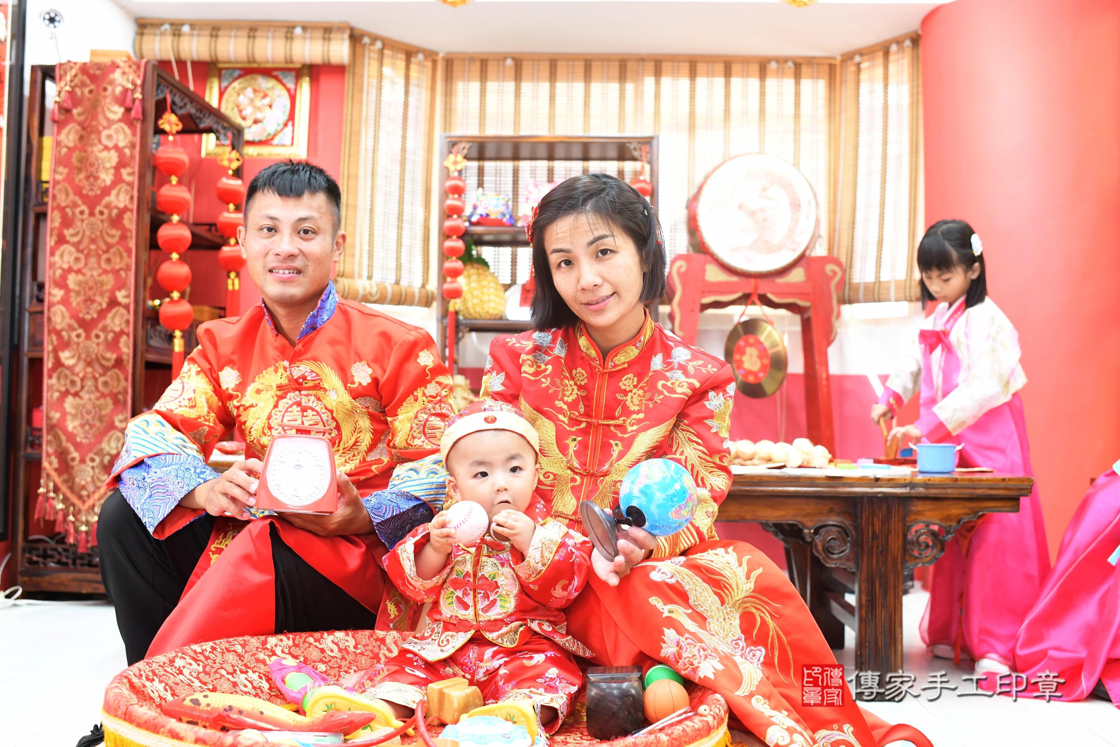 傳家手工印章高雄店、抓周、度脺、中國風會場、傳家嬰兒古禮、吉祥話、抓周道具物品24種、拍照。抓周證書。寶寶抓周、滿周歲、生日快樂、祝福