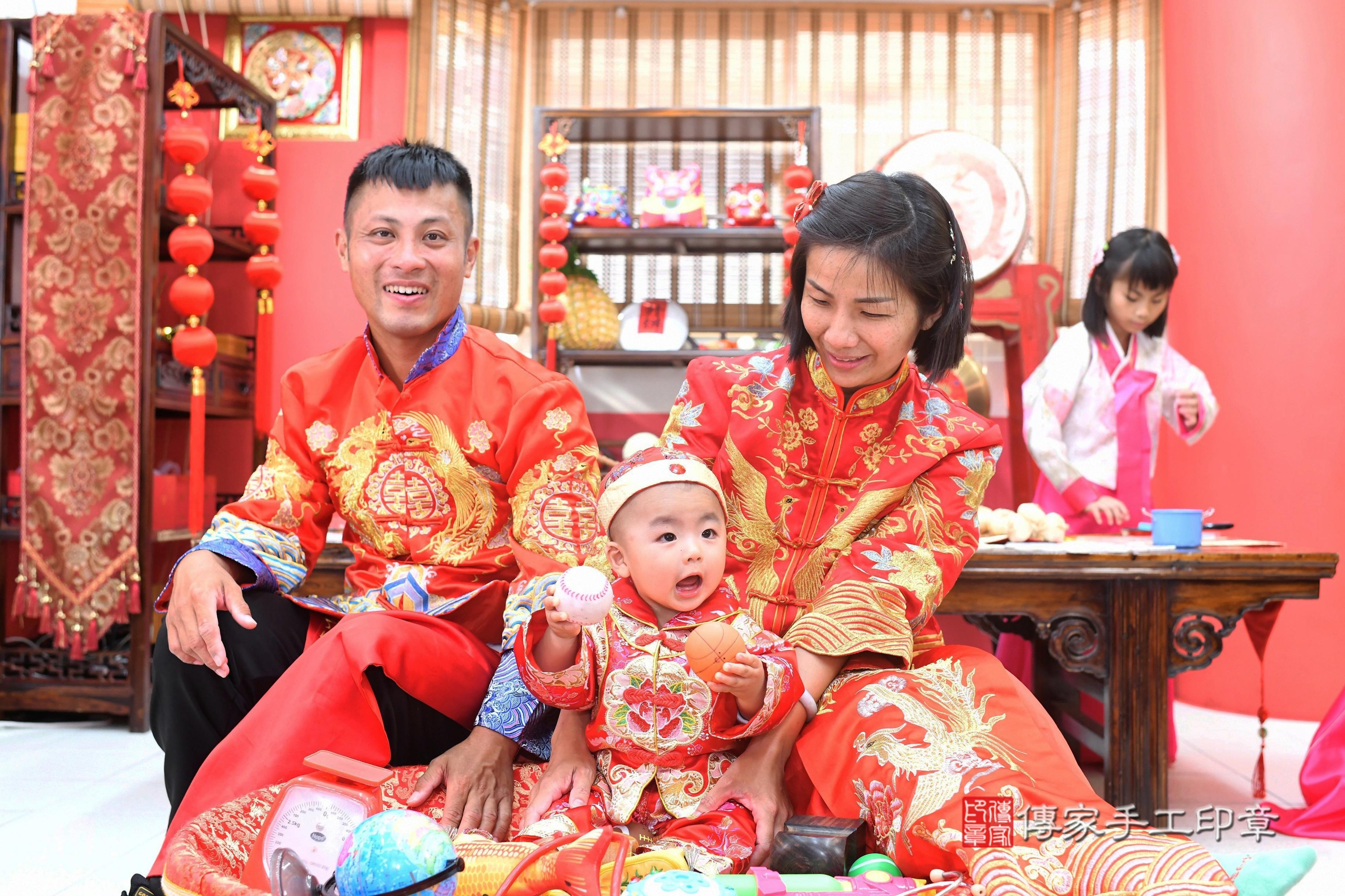 傳家手工印章高雄店、抓周、度脺、中國風會場、傳家嬰兒古禮、吉祥話、抓周道具物品24種、拍照。抓周證書。寶寶抓周、滿周歲、生日快樂、祝福
