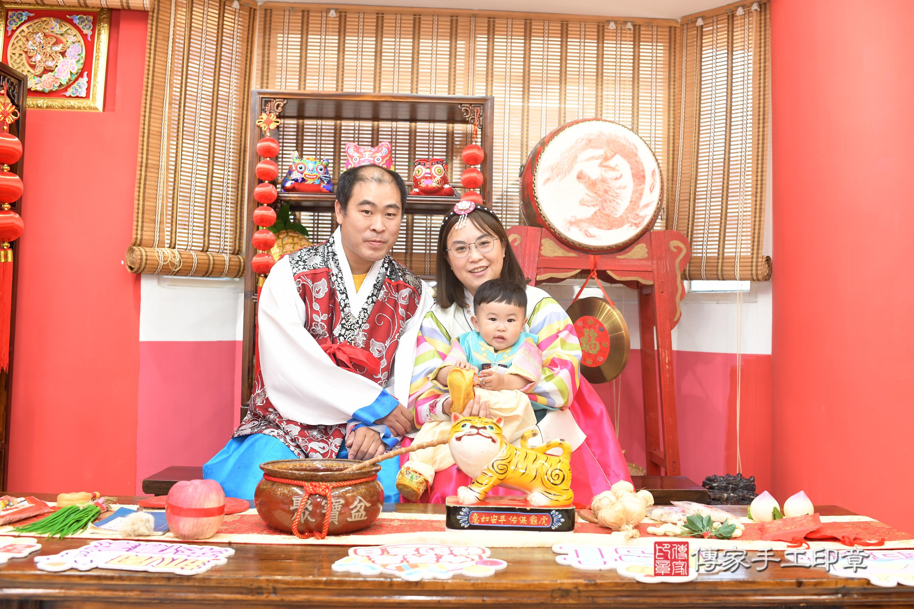 傳家手工印章高雄店、抓周、度脺、中國風會場、傳家嬰兒古禮、吉祥話、抓周道具物品24種、拍照。抓周證書。寶寶抓周、滿周歲、生日快樂、祝福