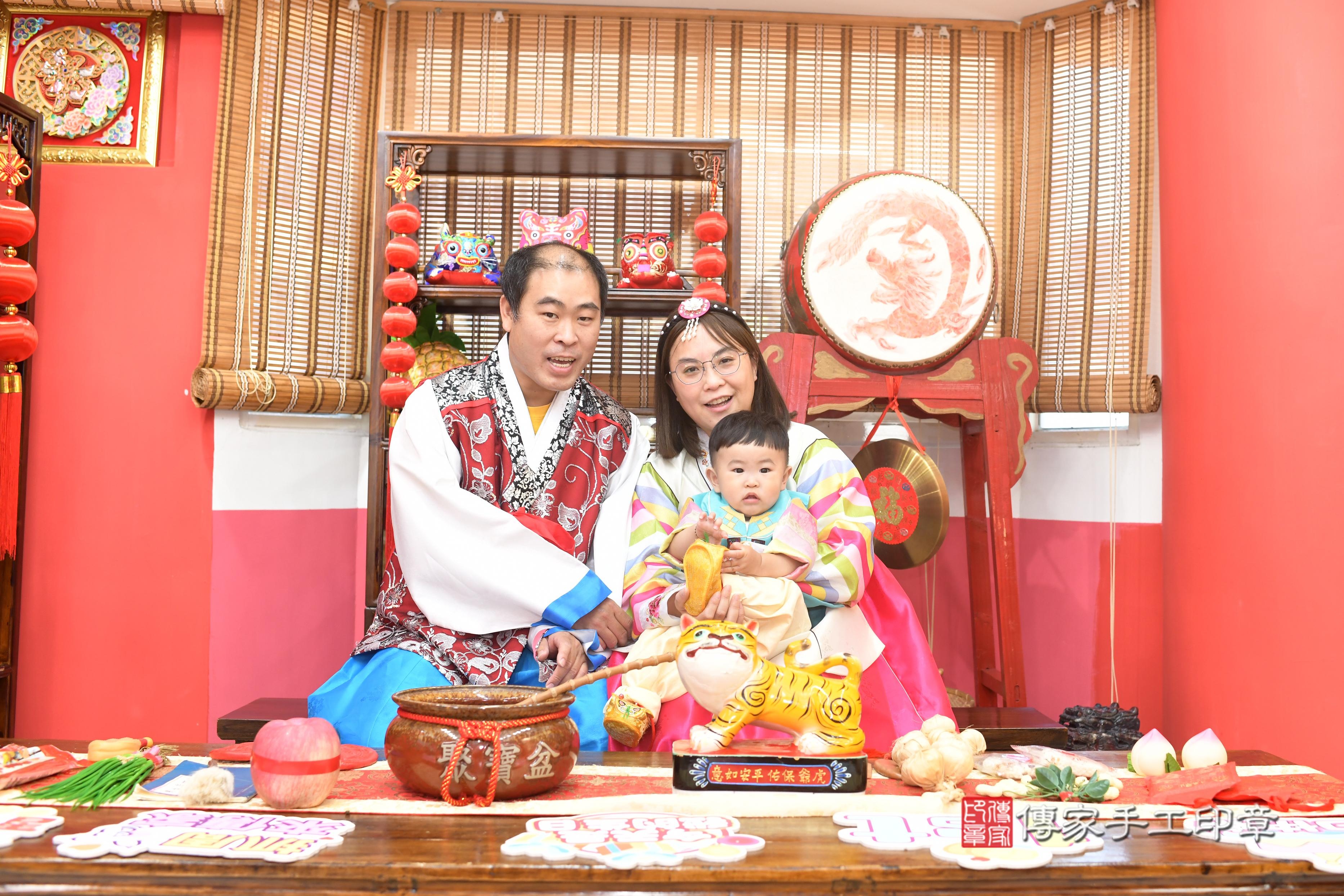 傳家手工印章高雄店、抓周、度脺、中國風會場、傳家嬰兒古禮、吉祥話、抓周道具物品24種、拍照。抓周證書。寶寶抓周、滿周歲、生日快樂、祝福