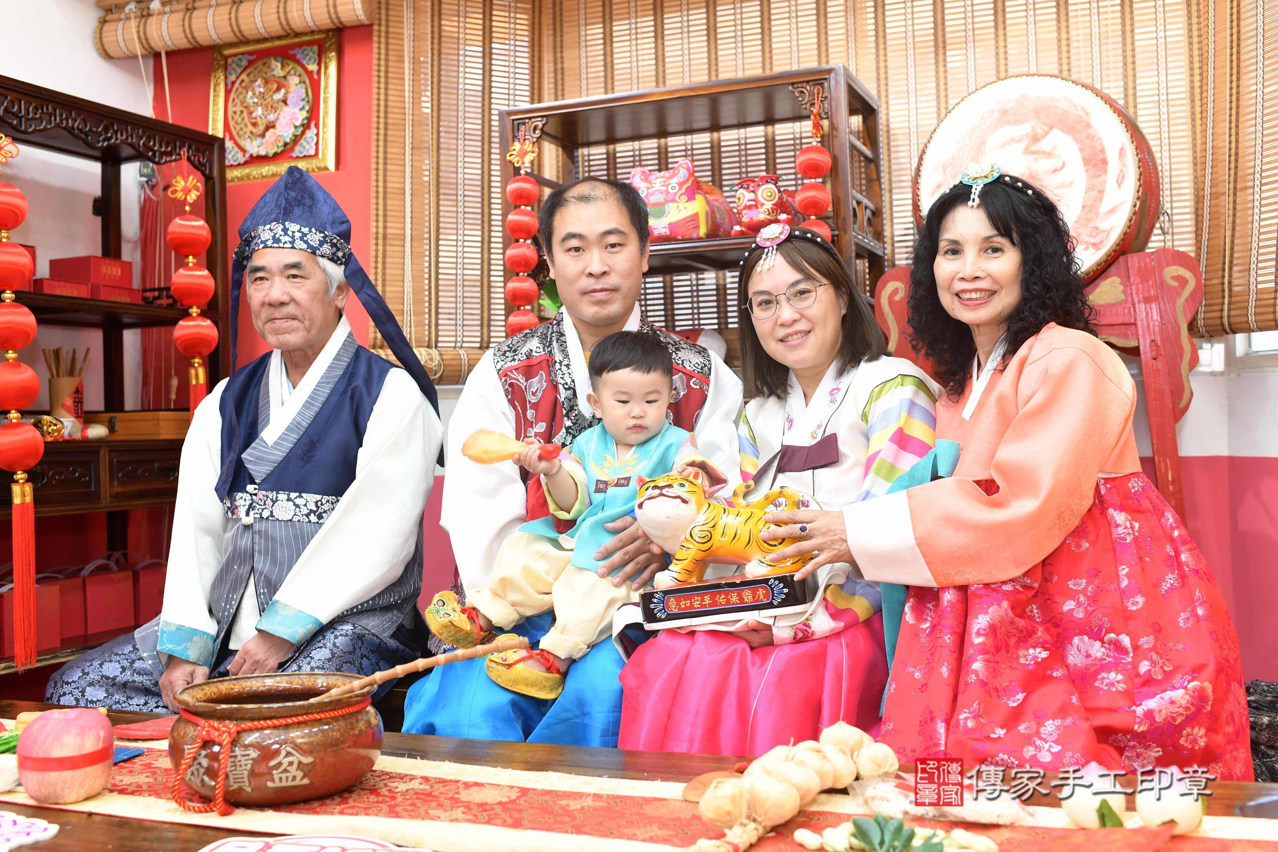 傳家手工印章高雄店、抓周、度脺、中國風會場、傳家嬰兒古禮、吉祥話、抓周道具物品24種、拍照。抓周證書。寶寶抓周、滿周歲、生日快樂、祝福