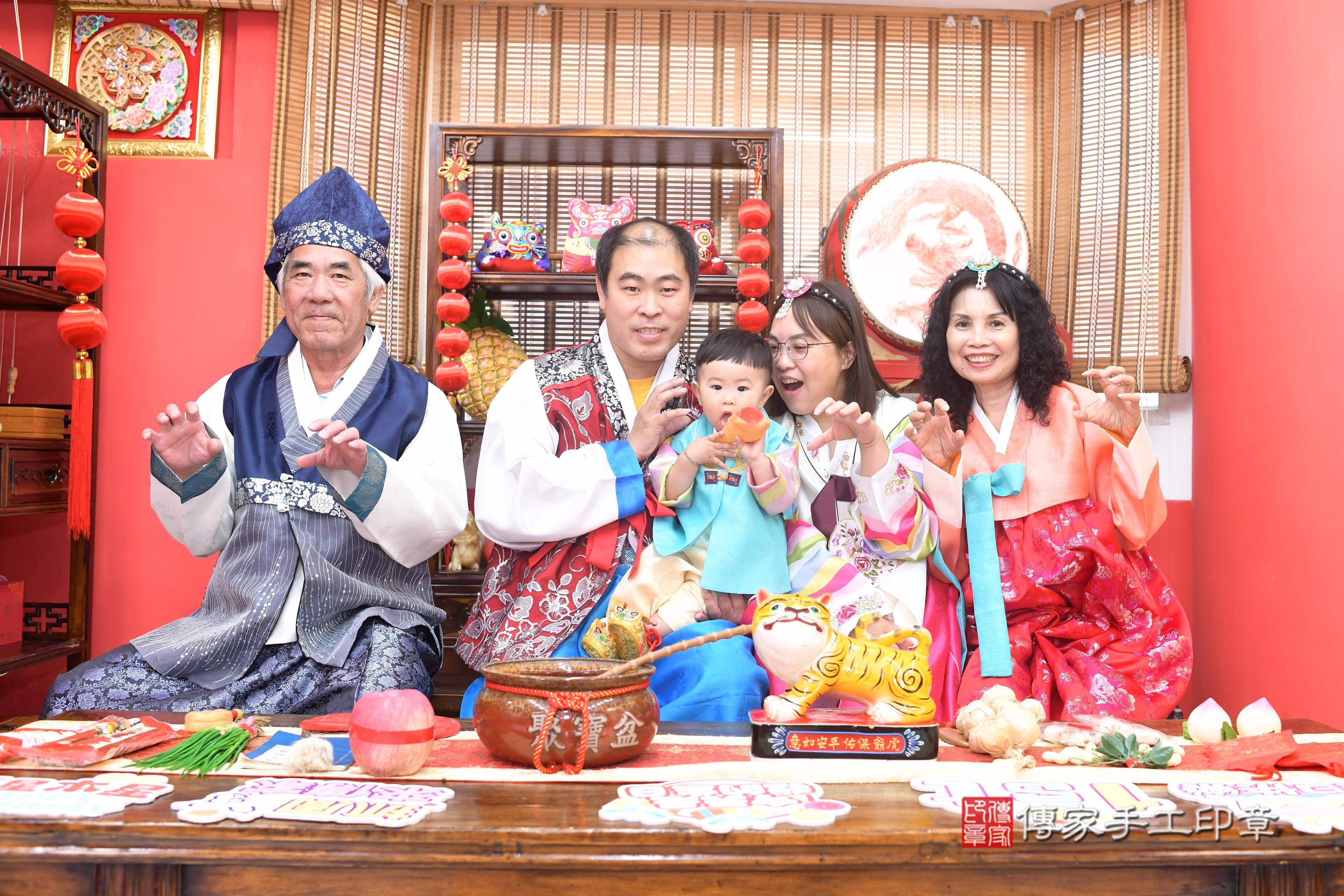傳家手工印章高雄店、抓周、度脺、中國風會場、傳家嬰兒古禮、吉祥話、抓周道具物品24種、拍照。抓周證書。寶寶抓周、滿周歲、生日快樂、祝福