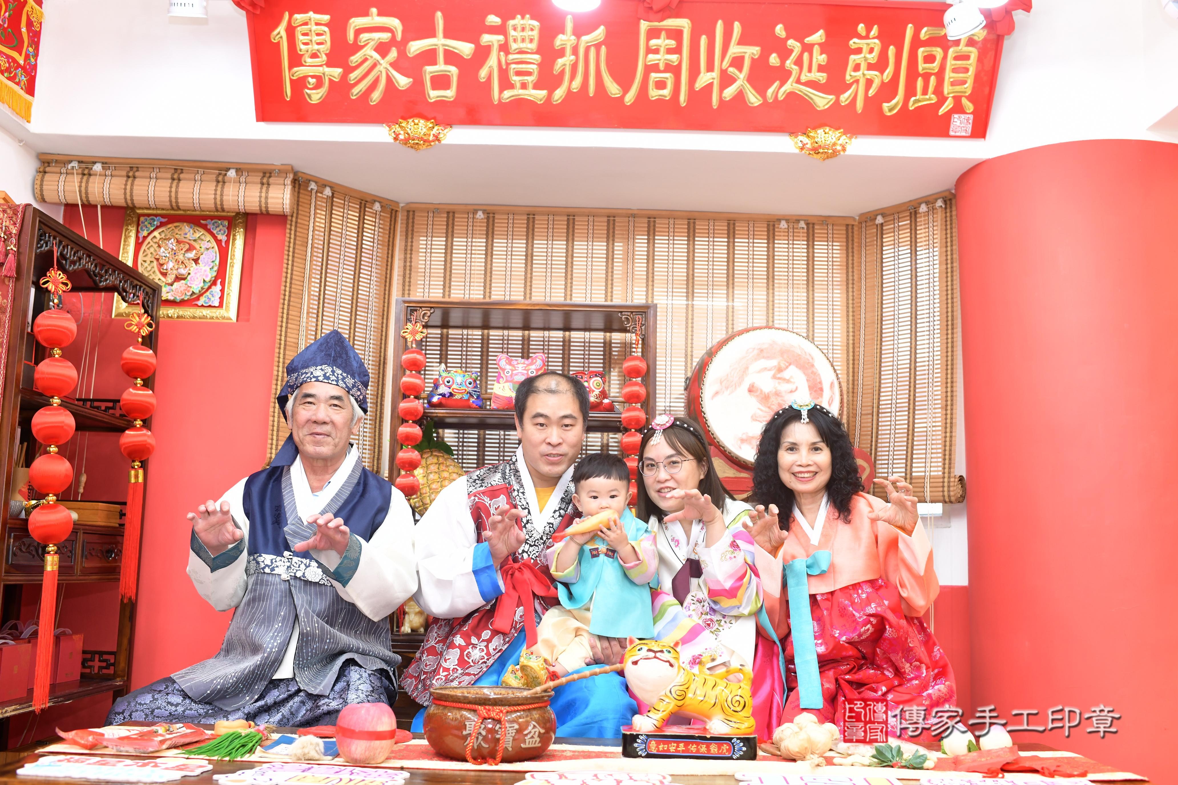 傳家手工印章高雄店、抓周、度脺、中國風會場、傳家嬰兒古禮、吉祥話、抓周道具物品24種、拍照。抓周證書。寶寶抓周、滿周歲、生日快樂、祝福