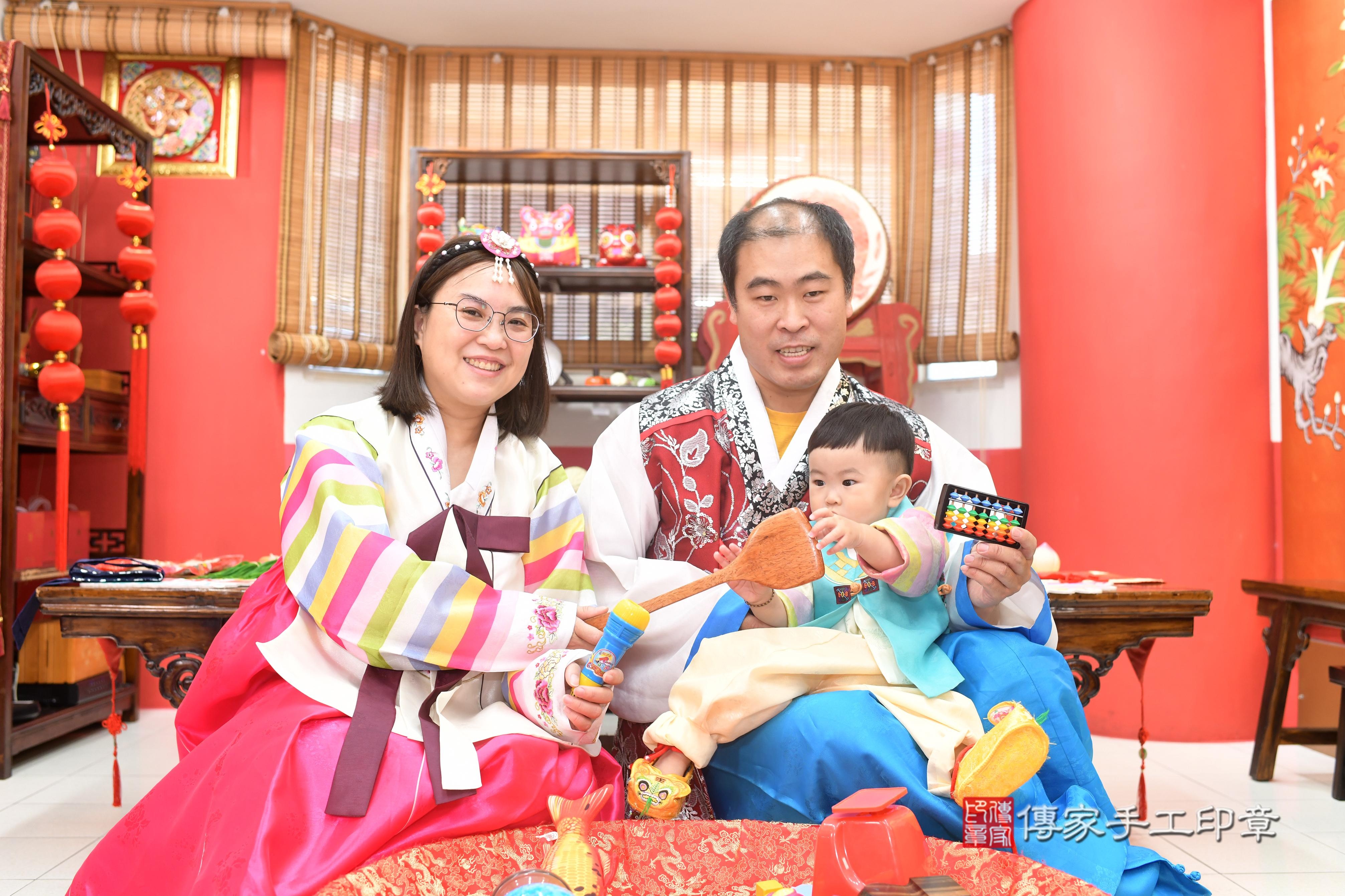 傳家手工印章高雄店、抓周、度脺、中國風會場、傳家嬰兒古禮、吉祥話、抓周道具物品24種、拍照。抓周證書。寶寶抓周、滿周歲、生日快樂、祝福