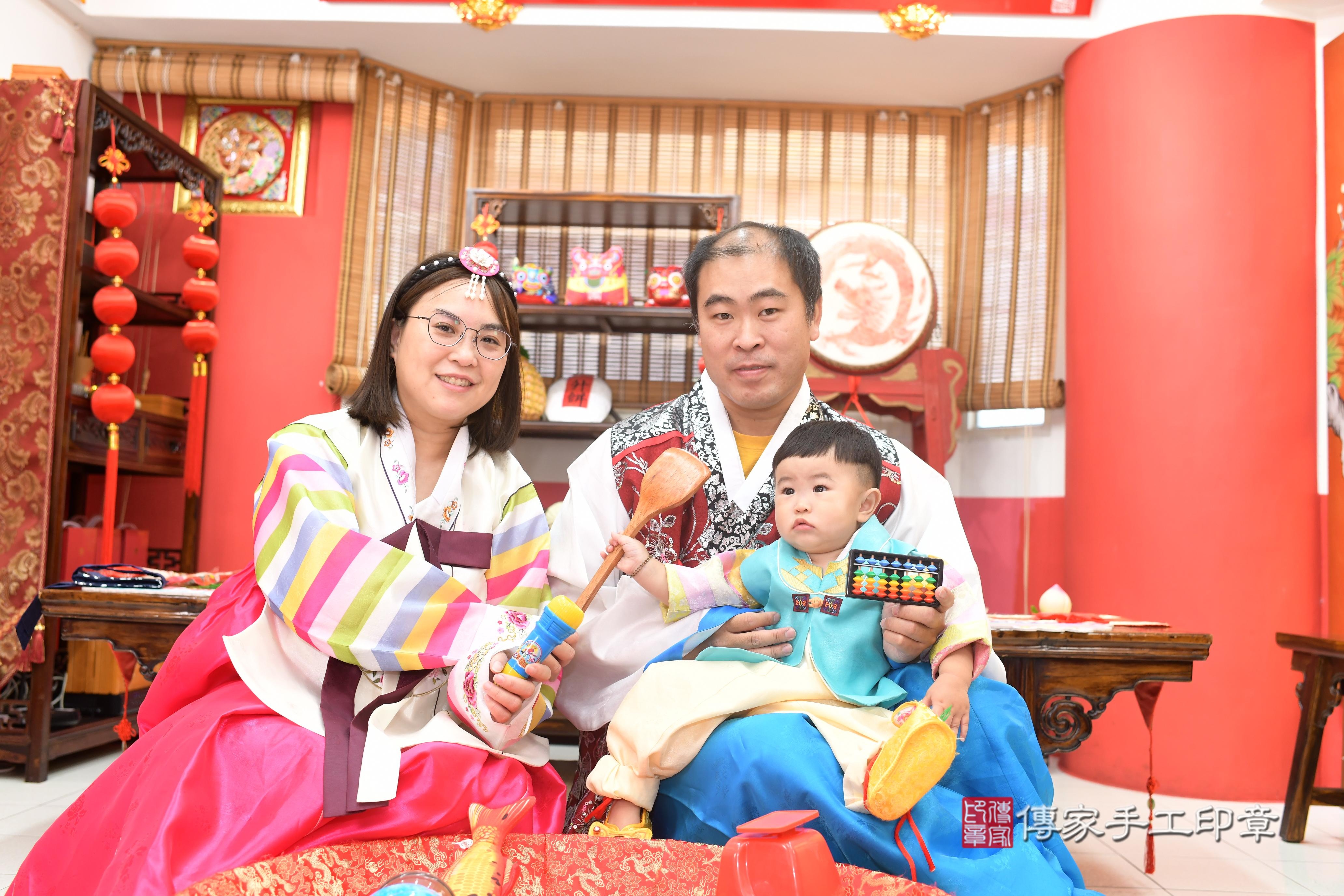 傳家手工印章高雄店、抓周、度脺、中國風會場、傳家嬰兒古禮、吉祥話、抓周道具物品24種、拍照。抓周證書。寶寶抓周、滿周歲、生日快樂、祝福