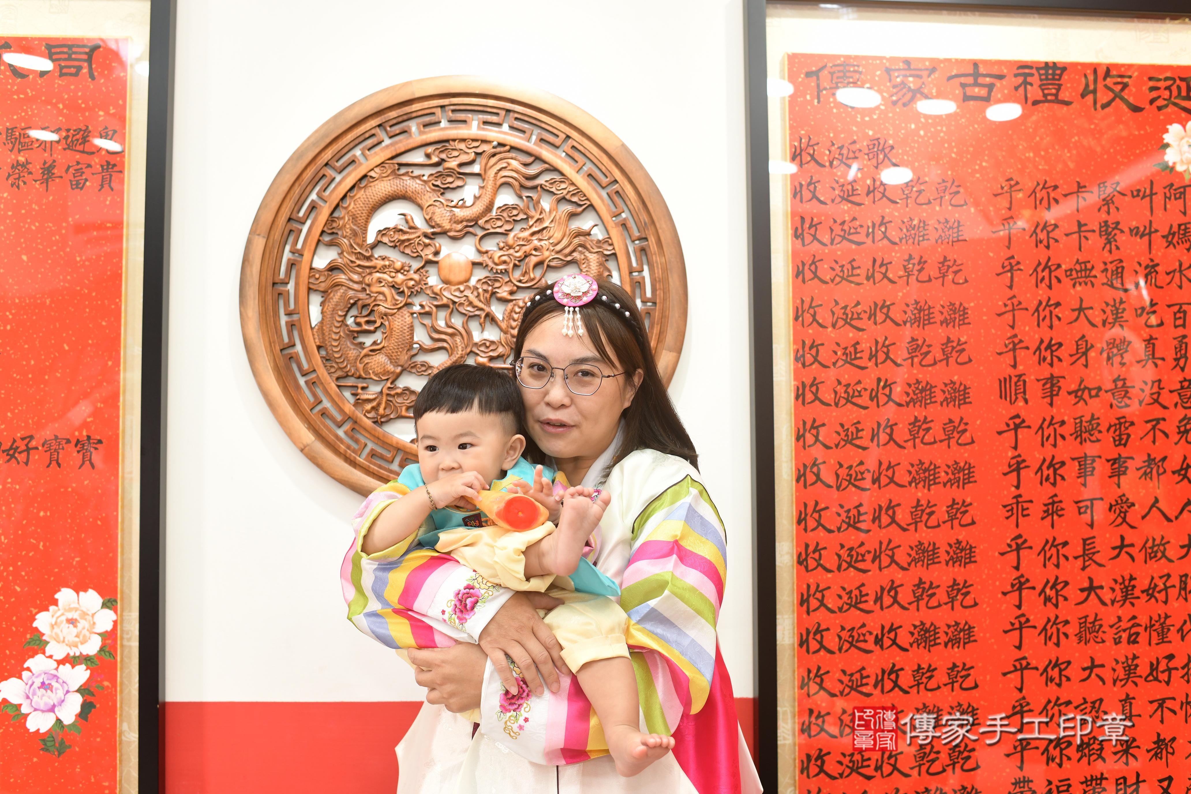 傳家手工印章高雄店、抓周、度脺、中國風會場、傳家嬰兒古禮、吉祥話、抓周道具物品24種、拍照。抓周證書。寶寶抓周、滿周歲、生日快樂、祝福