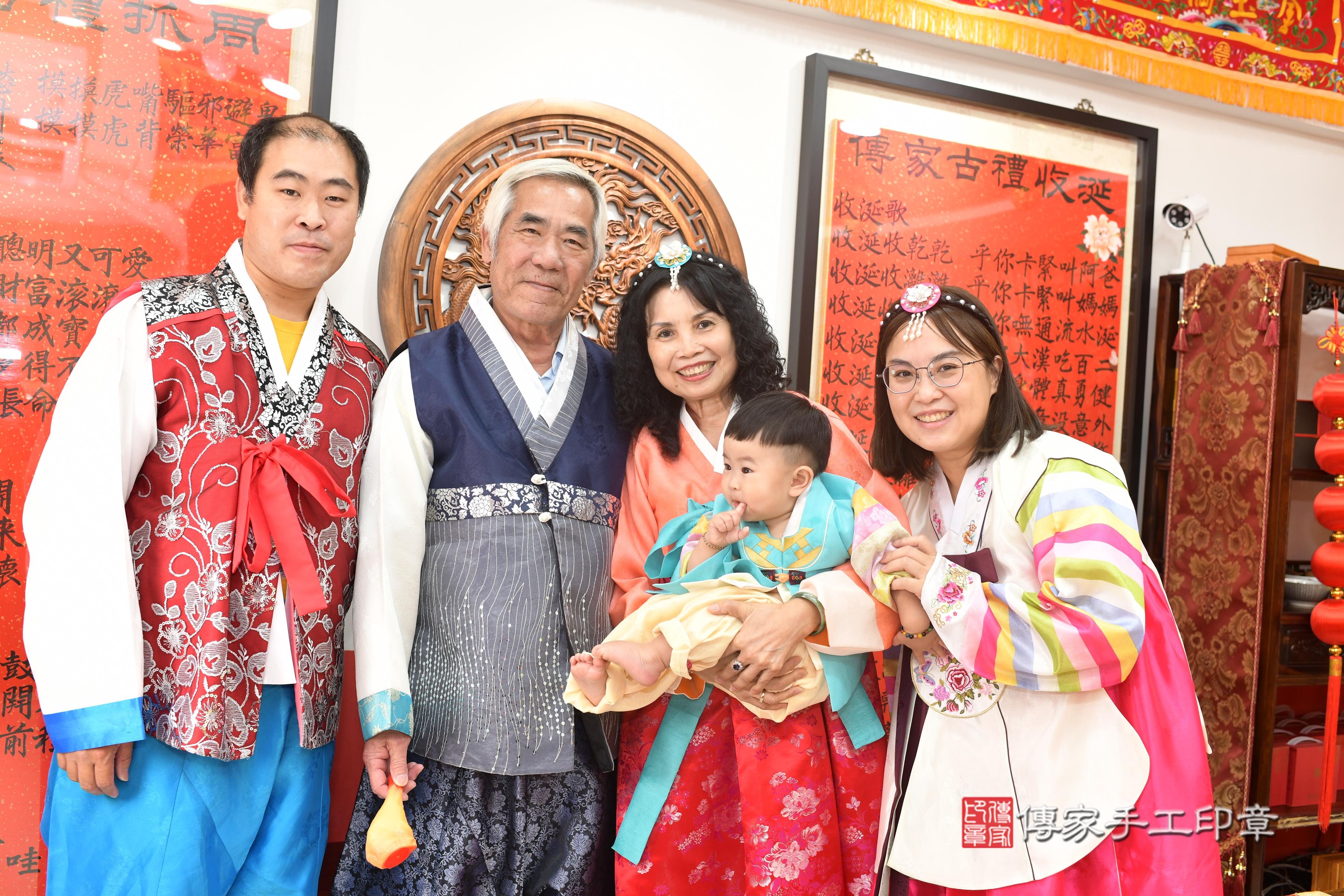 傳家手工印章高雄店、抓周、度脺、中國風會場、傳家嬰兒古禮、吉祥話、抓周道具物品24種、拍照。抓周證書。寶寶抓周、滿周歲、生日快樂、祝福