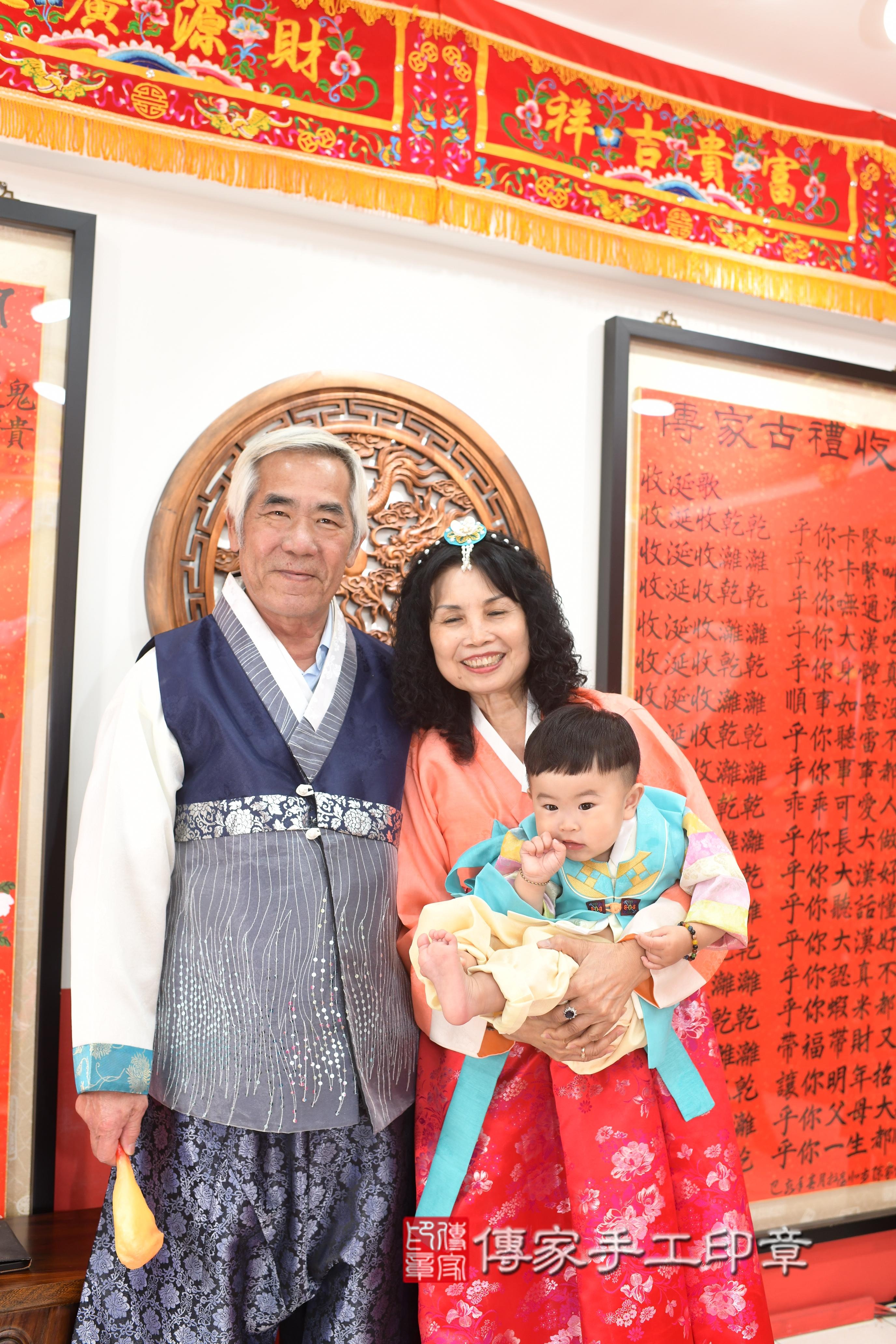 傳家手工印章高雄店、抓周、度脺、中國風會場、傳家嬰兒古禮、吉祥話、抓周道具物品24種、拍照。抓周證書。寶寶抓周、滿周歲、生日快樂、祝福