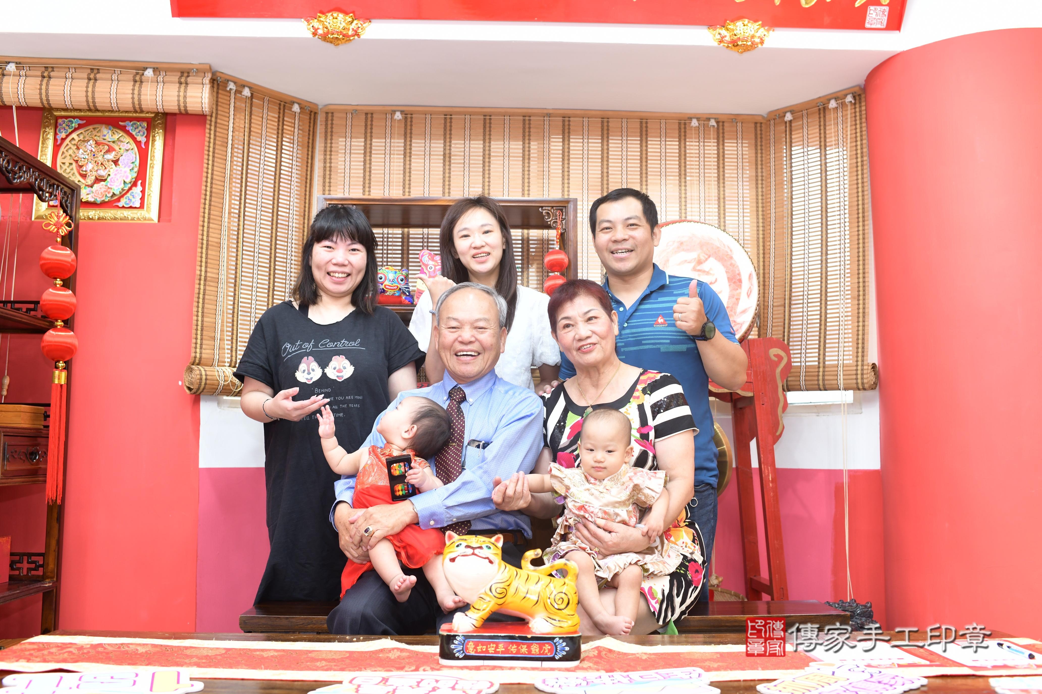 傳家手工印章高雄店、抓周、度脺、中國風會場、傳家嬰兒古禮、吉祥話、抓周道具物品24種、拍照。抓周證書。寶寶抓周、滿周歲、生日快樂、祝福