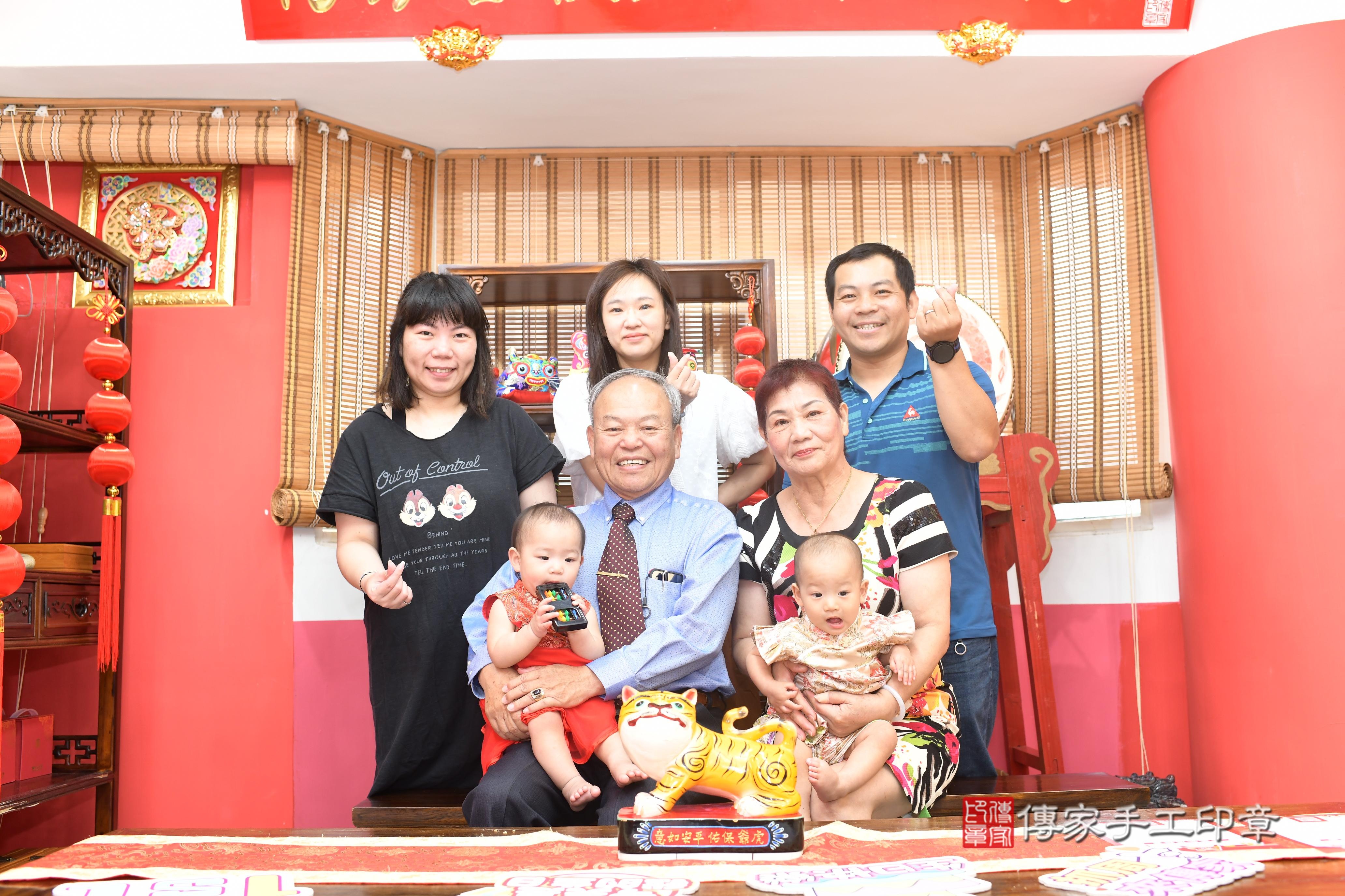 傳家手工印章高雄店、抓周、度脺、中國風會場、傳家嬰兒古禮、吉祥話、抓周道具物品24種、拍照。抓周證書。寶寶抓周、滿周歲、生日快樂、祝福