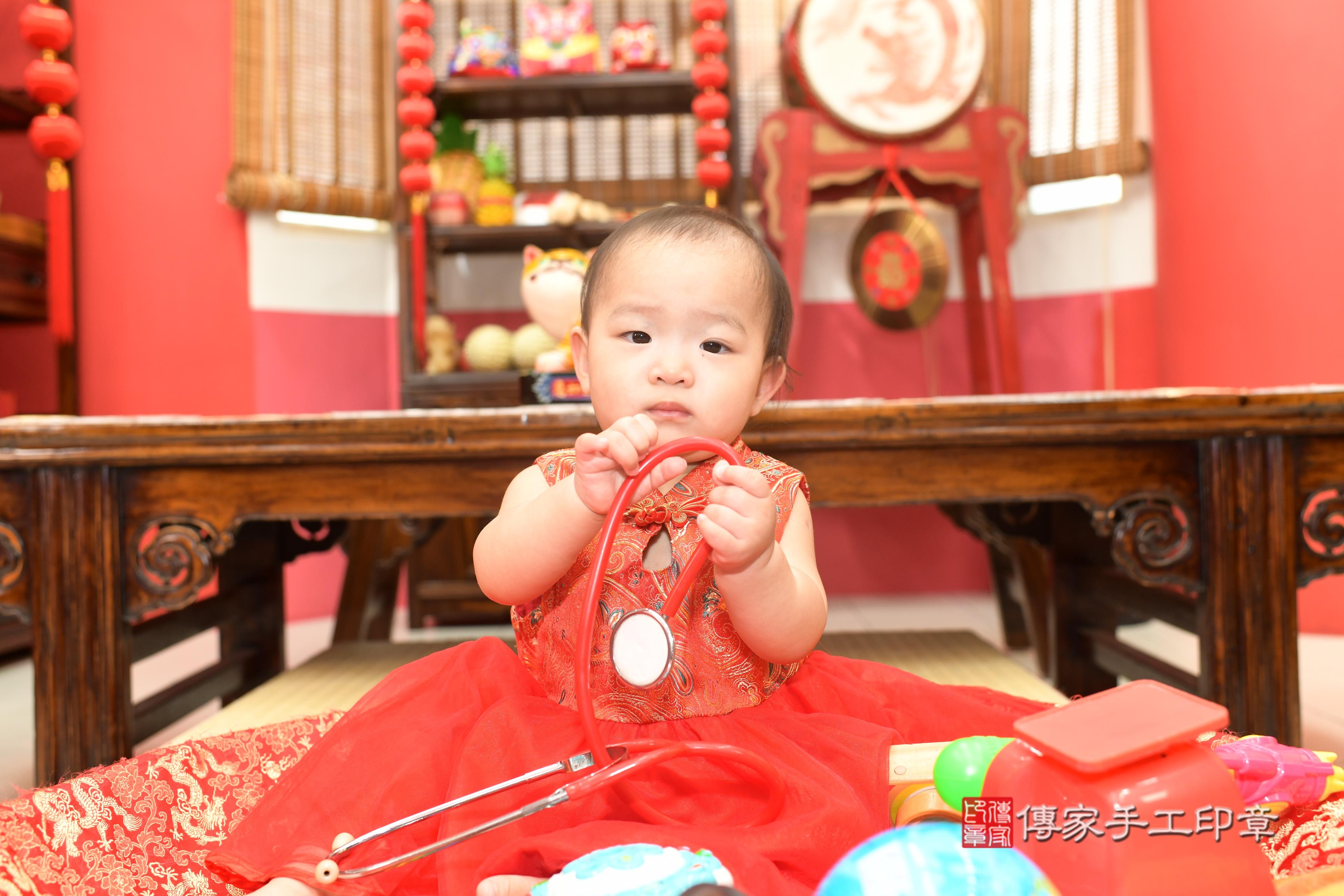 傳家手工印章高雄店、抓周、度脺、中國風會場、傳家嬰兒古禮、吉祥話、抓周道具物品24種、拍照。抓周證書。寶寶抓周、滿周歲、生日快樂、祝福