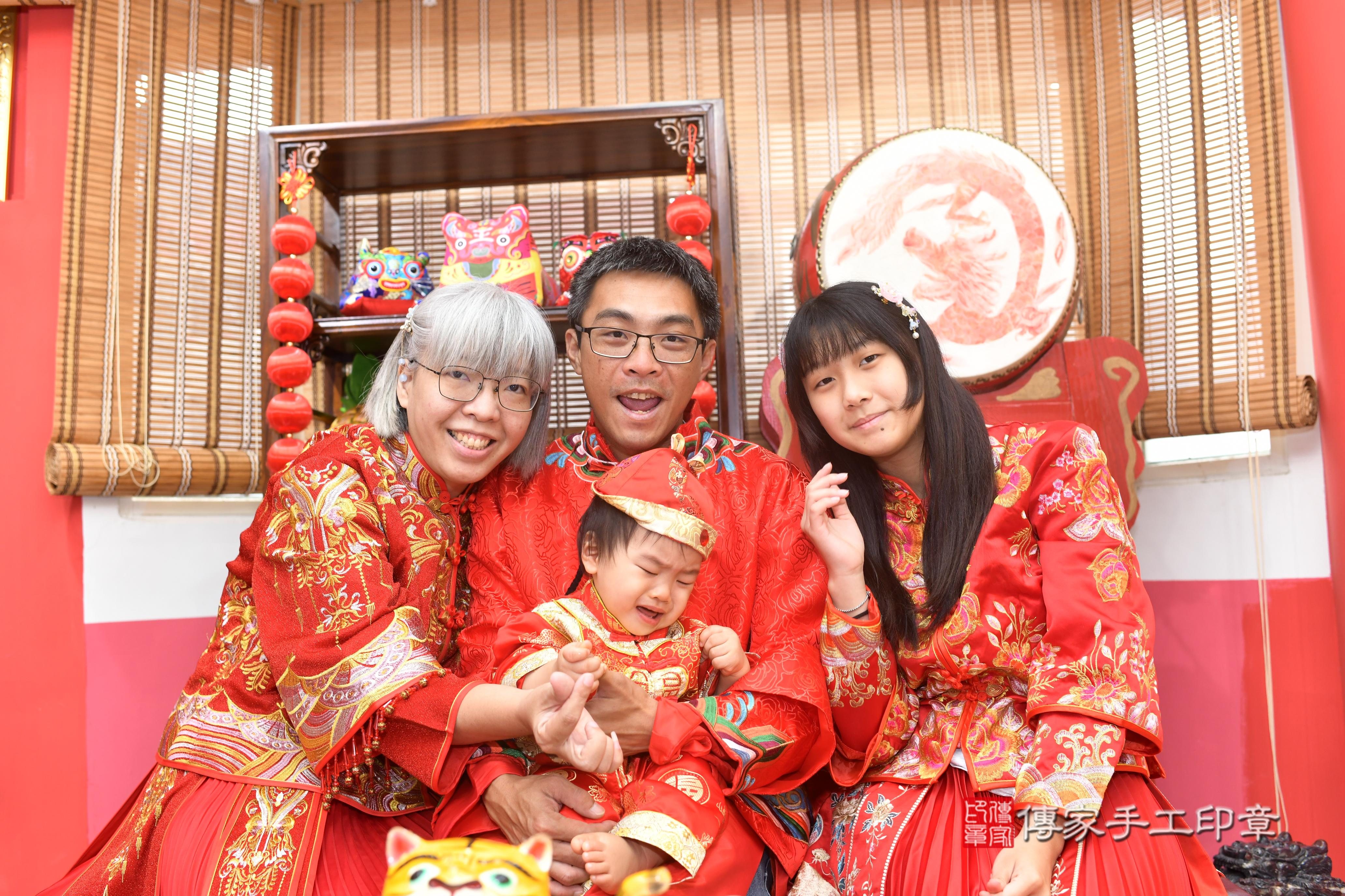 傳家手工印章高雄店、抓周、度脺、中國風會場、傳家嬰兒古禮、吉祥話、抓周道具物品24種、拍照。抓周證書。寶寶抓周、滿周歲、生日快樂、祝福