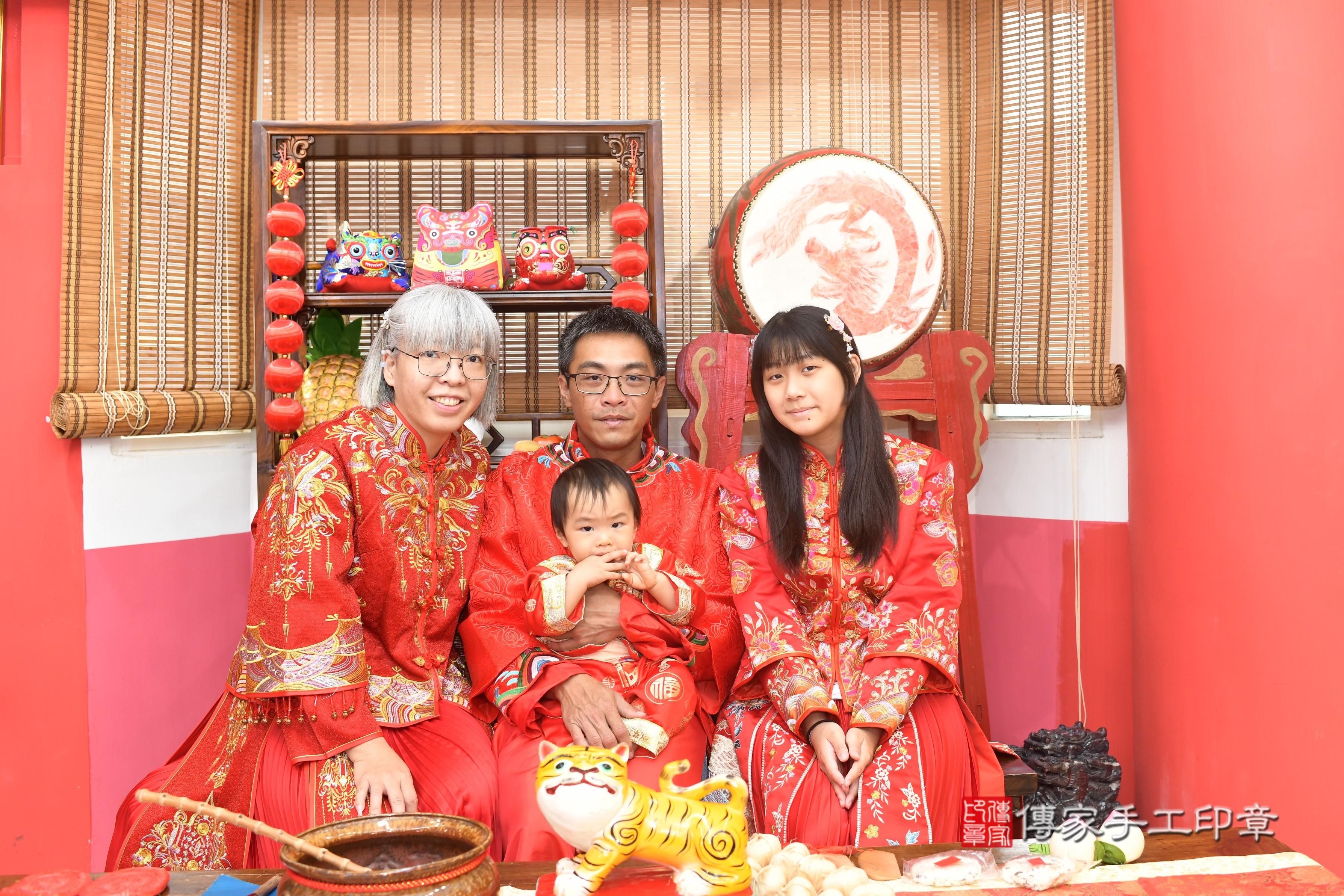 傳家手工印章高雄店、抓周、度脺、中國風會場、傳家嬰兒古禮、吉祥話、抓周道具物品24種、拍照。抓周證書。寶寶抓周、滿周歲、生日快樂、祝福